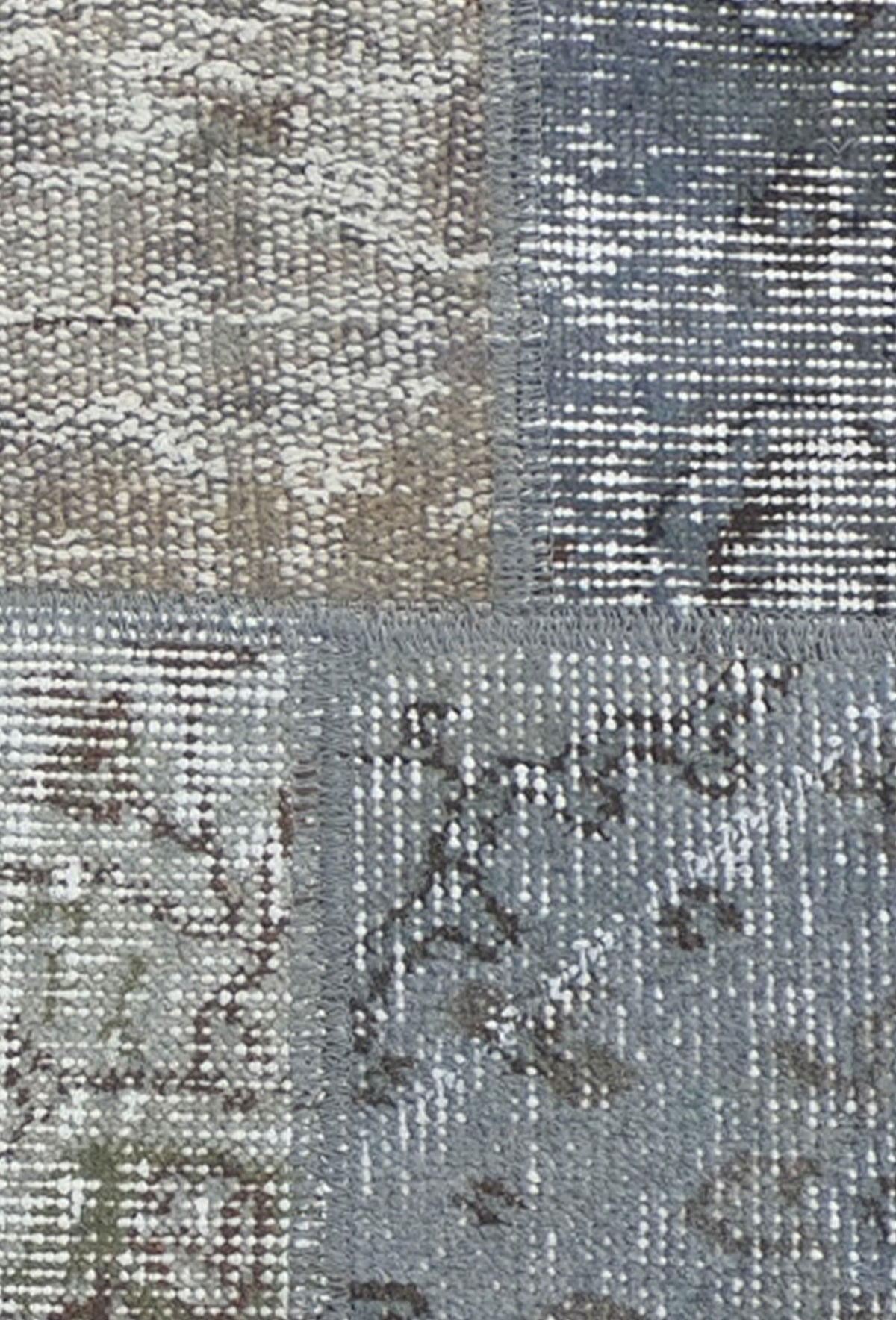 Detalle de diseño patchwork en alfombra de lana turca, fragmentos de alfombras vintage