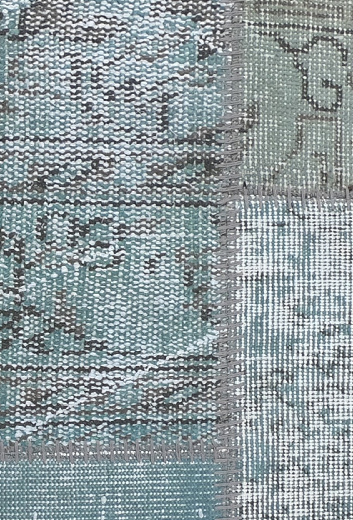 Detalle de diseño patchwork en alfombra persa vintage de lana, aspecto envejecido