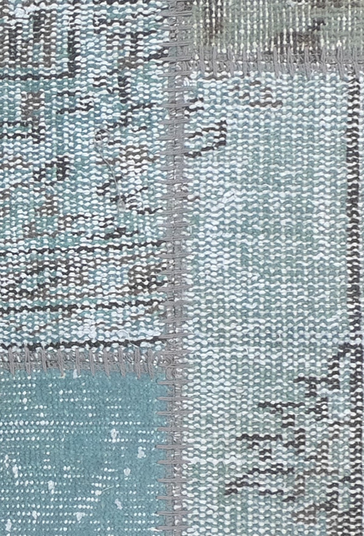 Detalle de diseño patchwork en alfombra turca vintage de lana