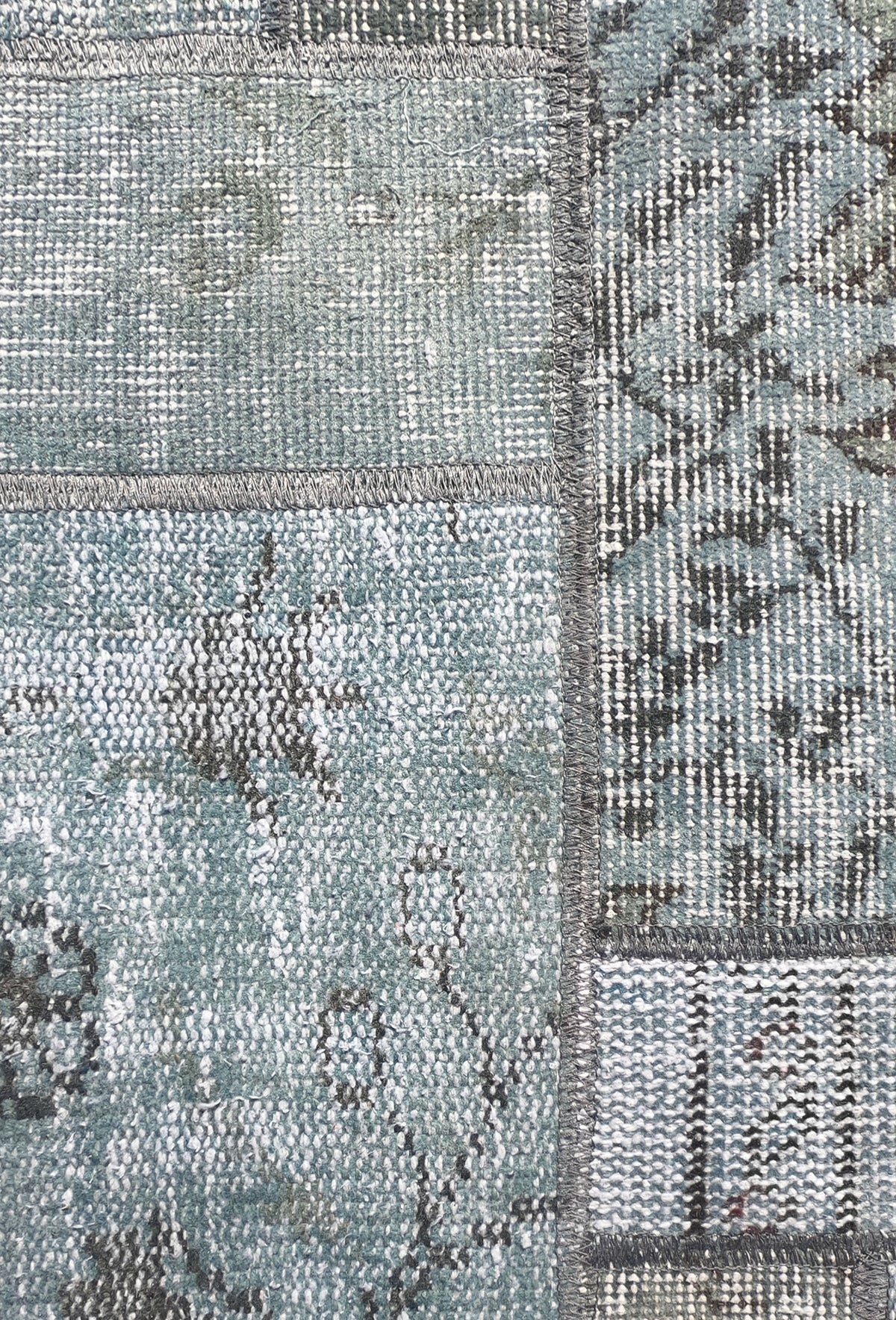 Fragmentos de alfombras persas antiguas unidas en diseño patchwork único