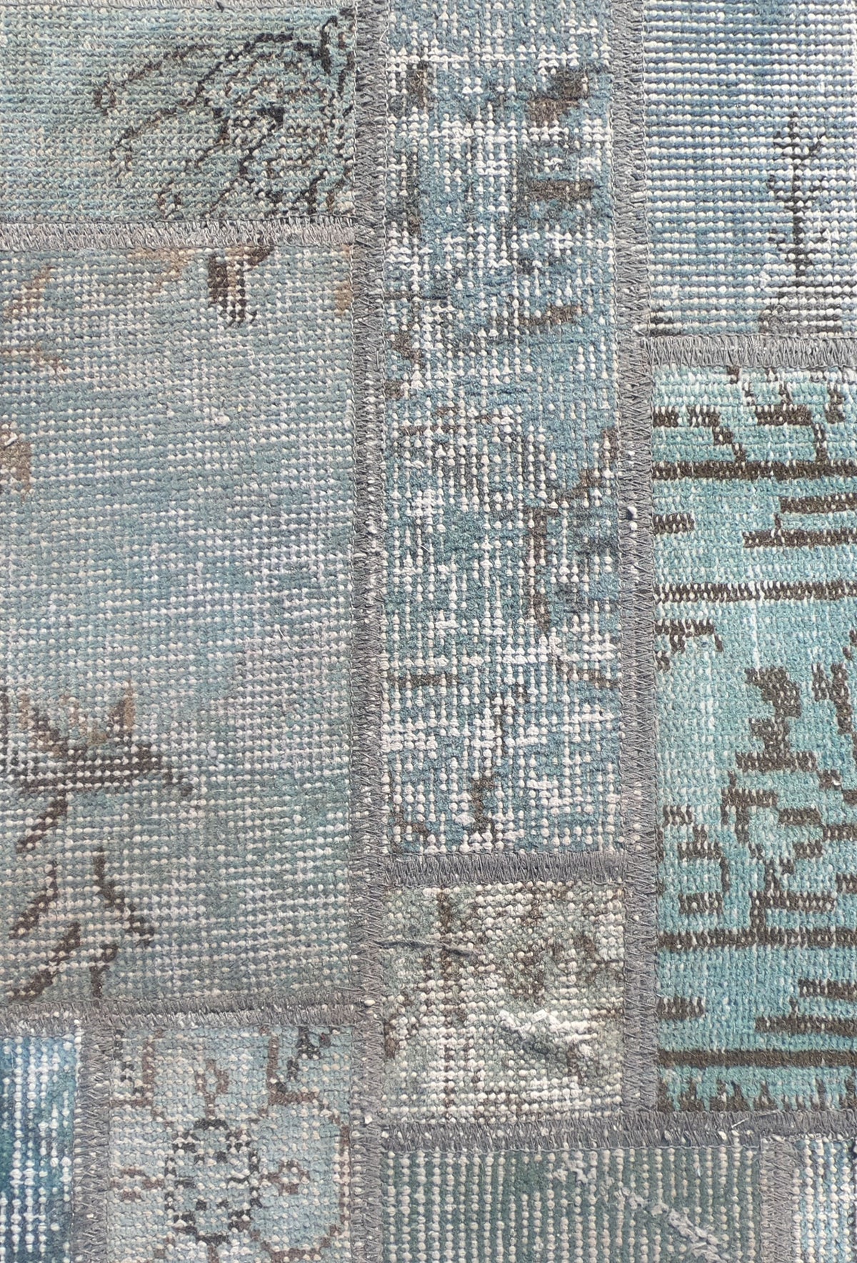 Diseño patchwork único con fragmentos de alfombras persas antiguas