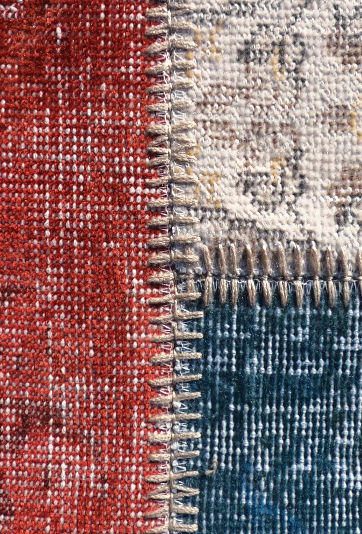 Diseño patchwork único con fragmentos de alfombras persas antiguas