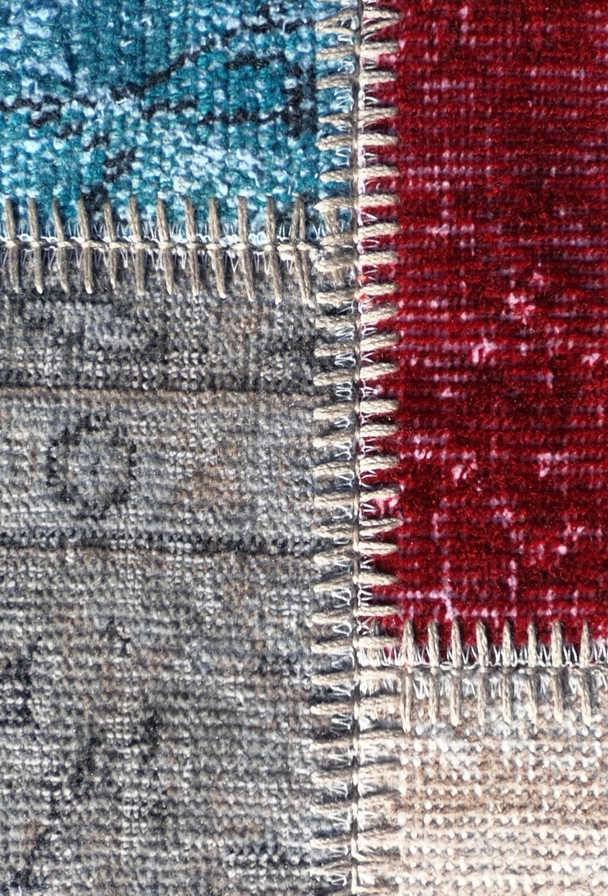 Detalle de fragmentos de alfombra persa antigua unidos en diseño patchwork