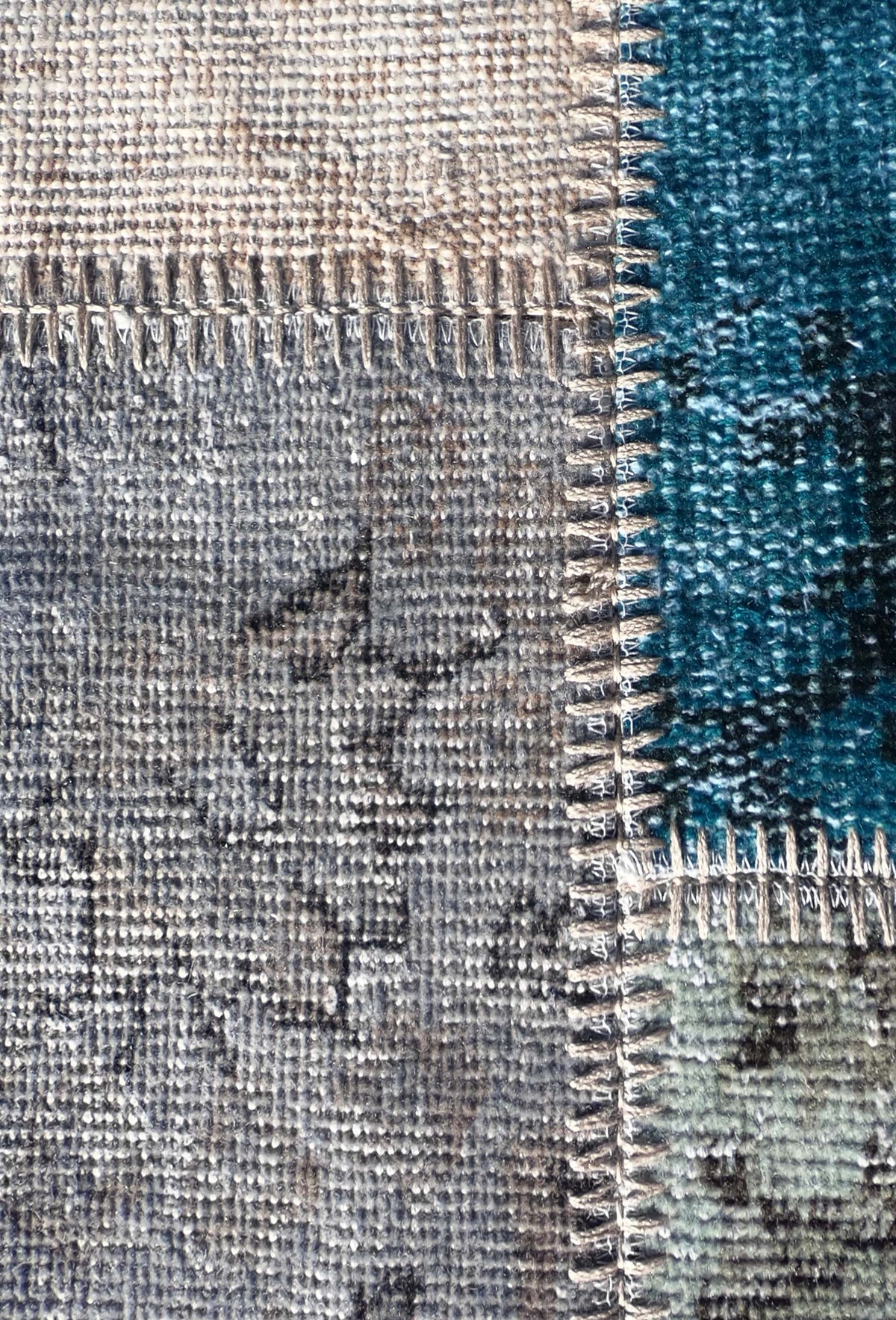 Detalle de fragmentos de alfombra persa antigua en diseño patchwork