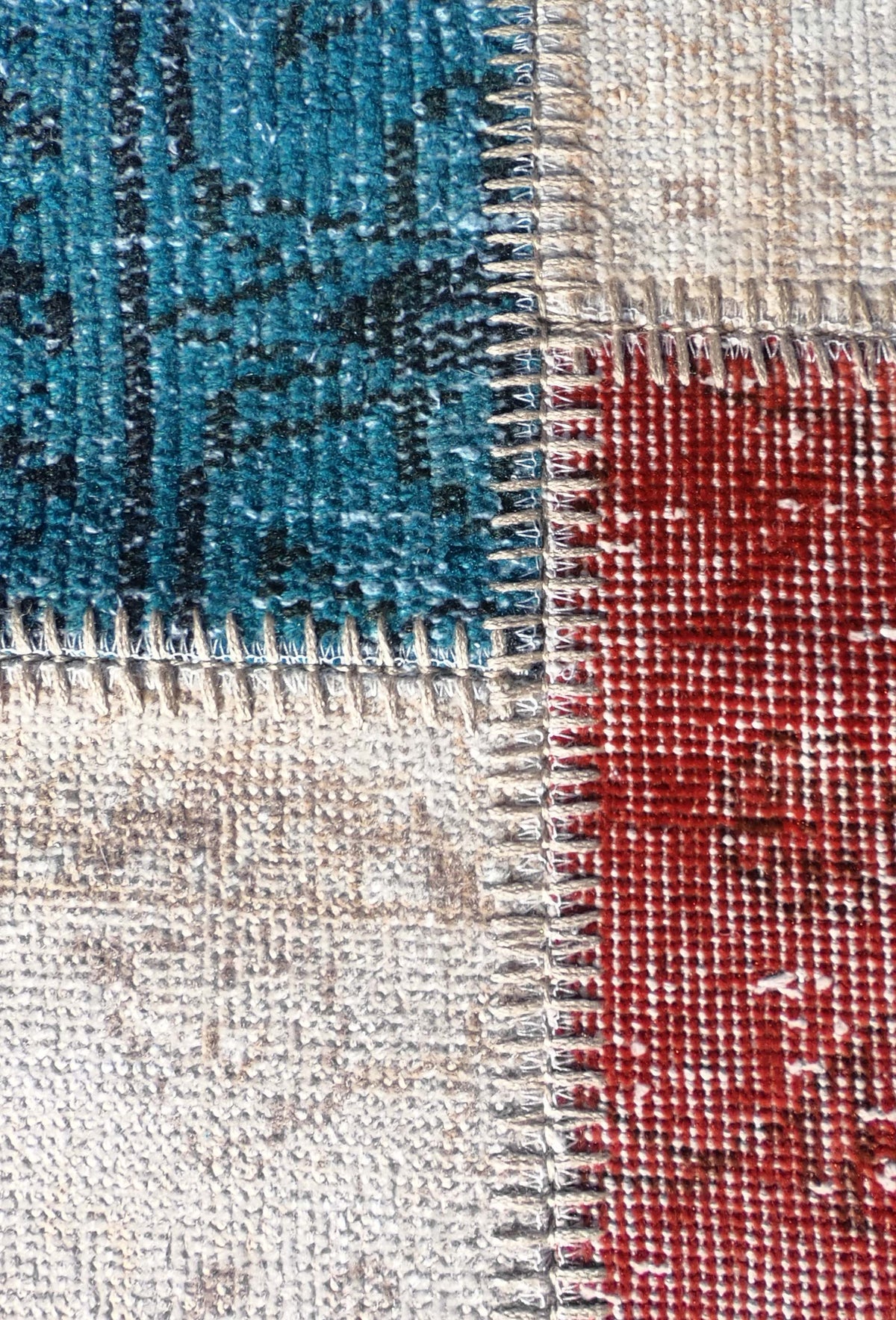 Detalle de fragmentos de alfombra persa vintage unidos en diseño patchwork