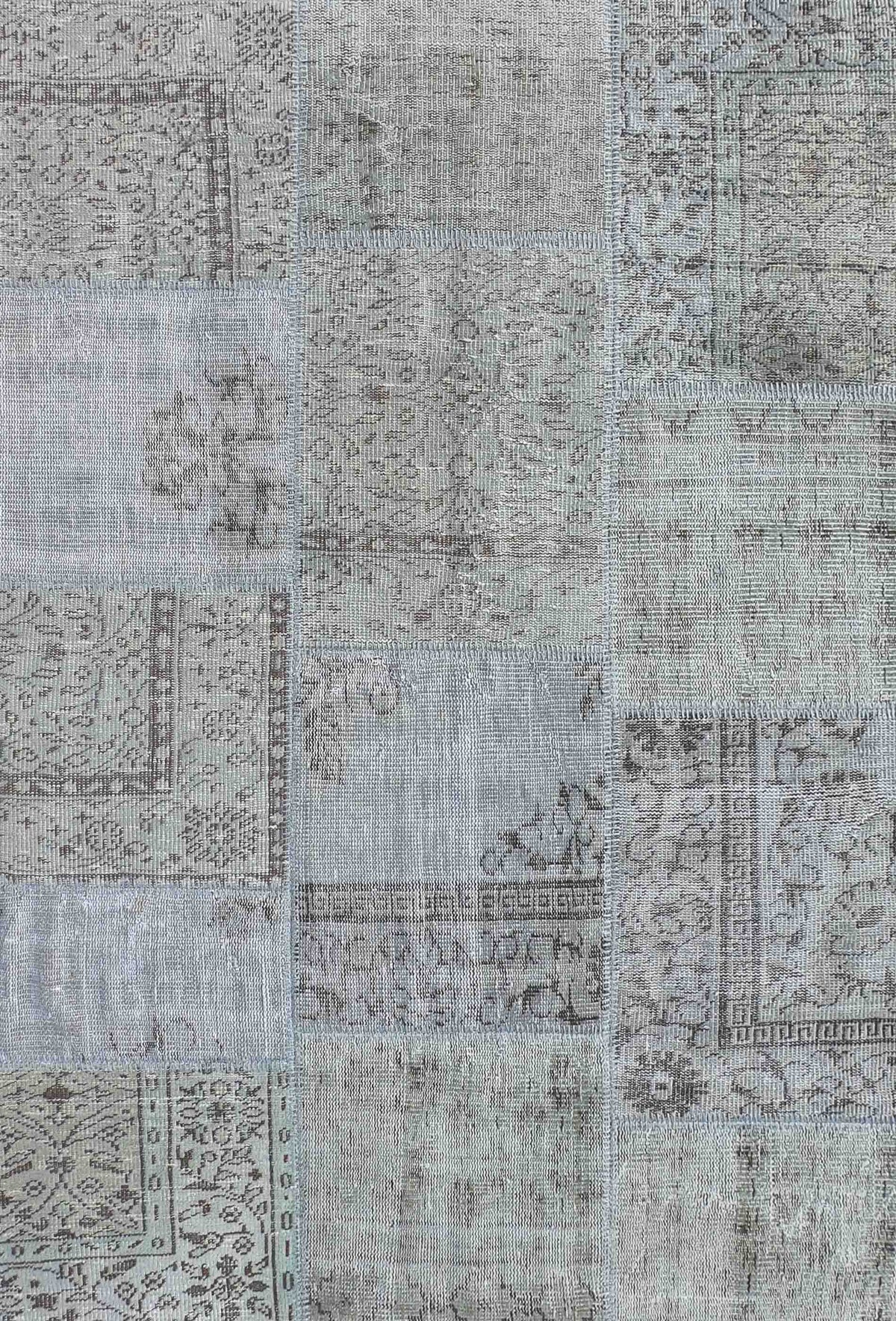 Detalle de diseño patchwork en alfombra turca vintage, estilo envejecido