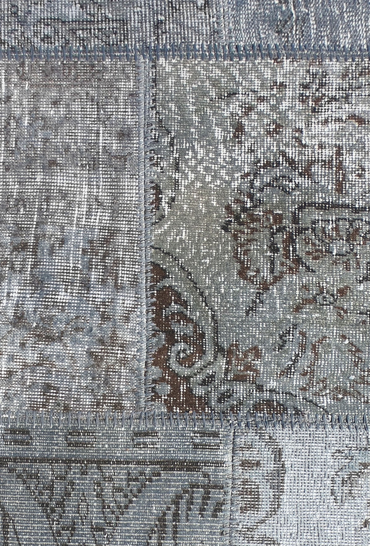 Detalle de patchwork artesanal en alfombra persa vintage con aspecto envejecido