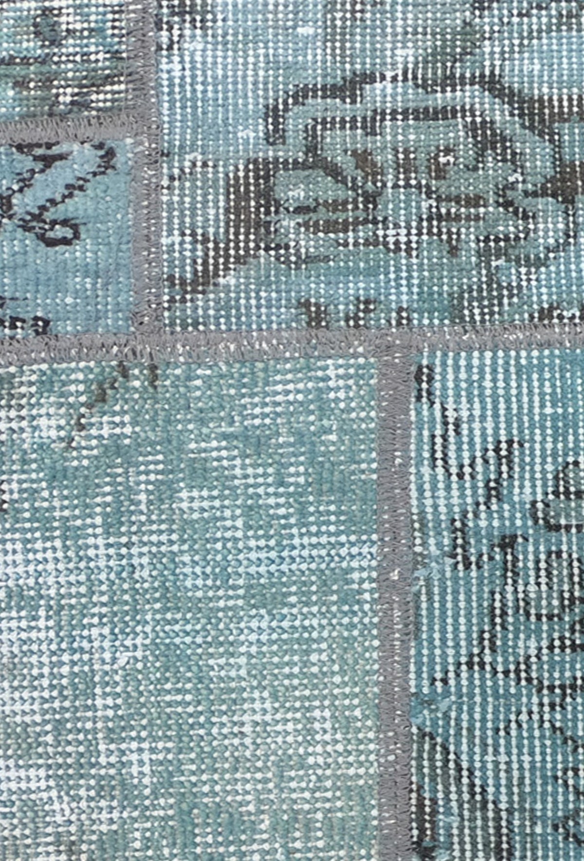 Fragmentos de alfombras persas antiguas unidas en diseño patchwork único