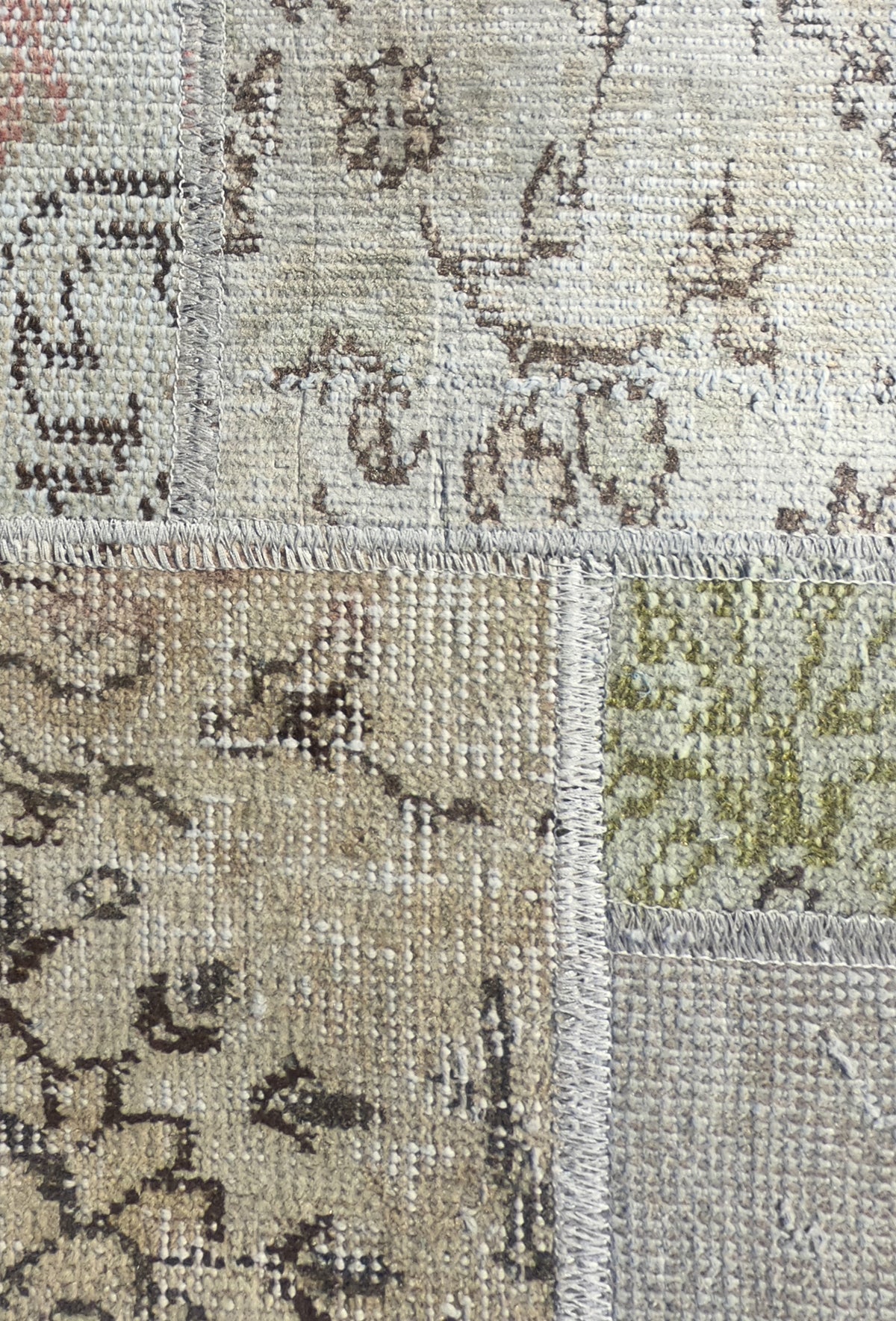 Diseño patchwork único con fragmentos de alfombras persas vintage
