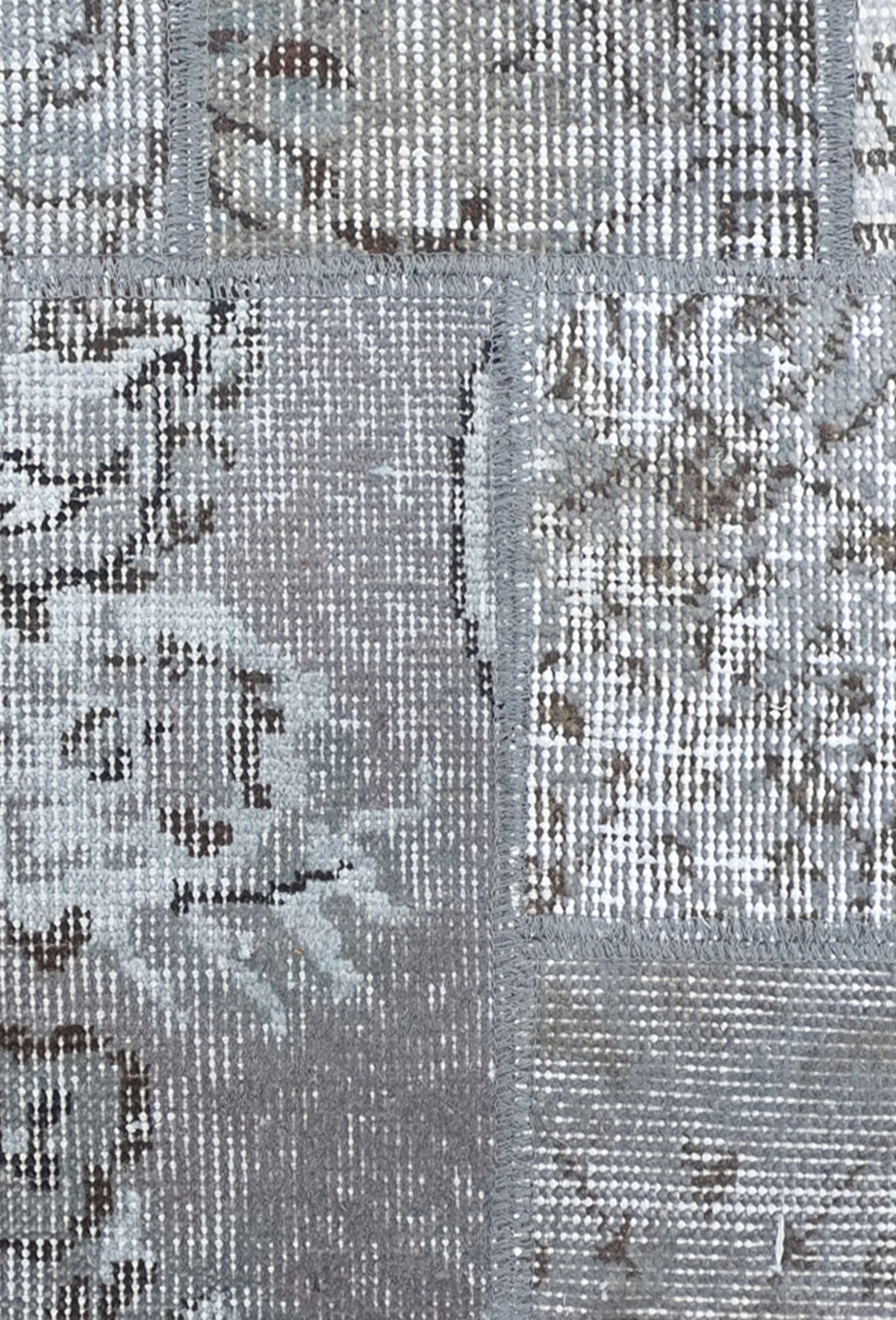 Fragmentos de alfombras persas antiguas unidas en diseño patchwork único