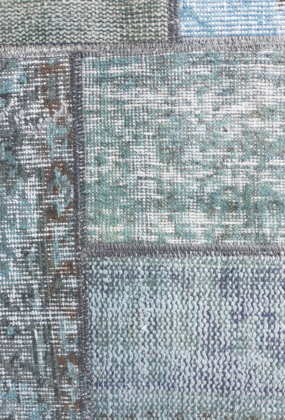 Detalle de fragmentos de alfombra persa vintage unidos en diseño patchwork