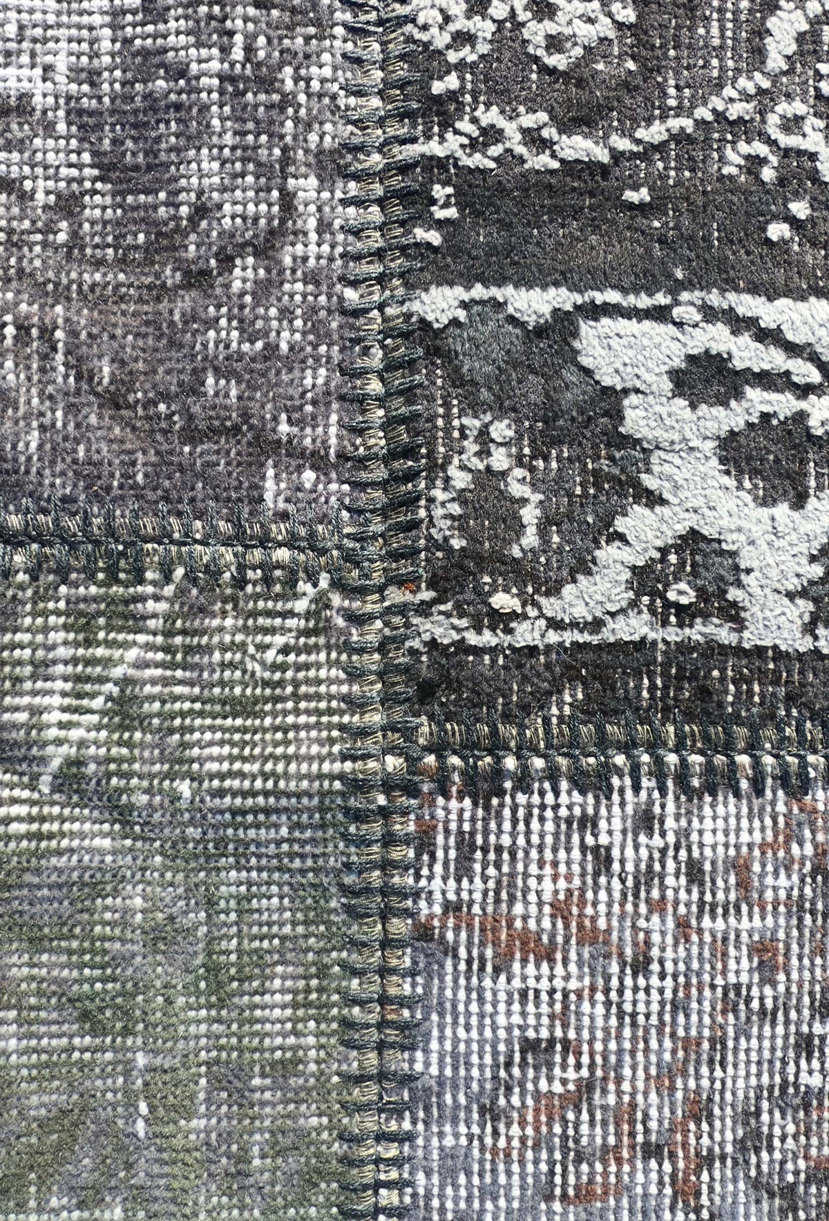 Fragmentos únicos de alfombra persa antigua unidos en diseño patchwork
