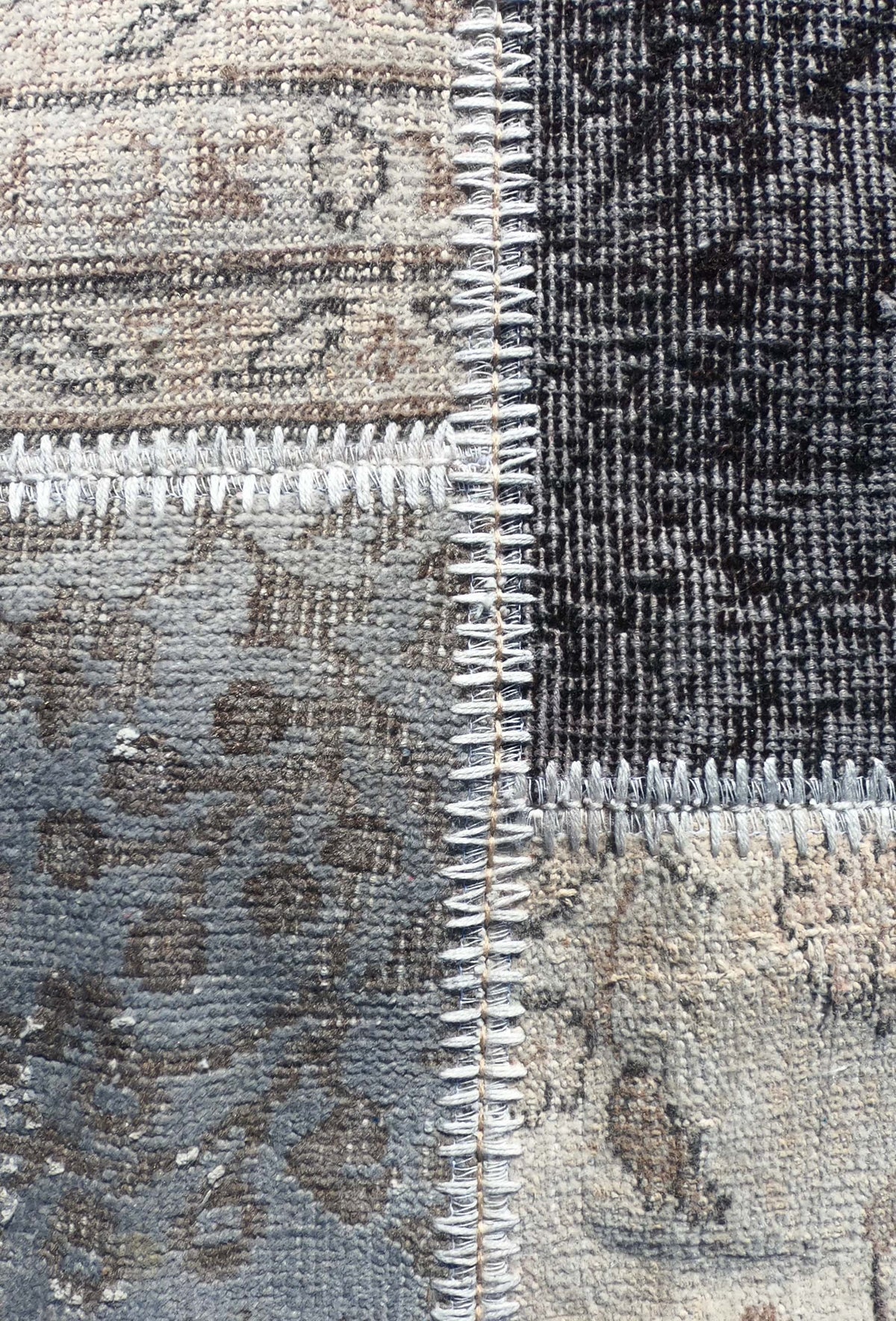 Fragmentos de alfombras persas antiguas unidas en diseño patchwork artesanal