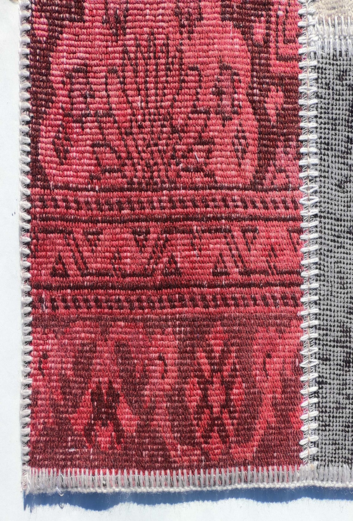 Textura detallada de lana natural en alfombra turca patchwork hecha a mano