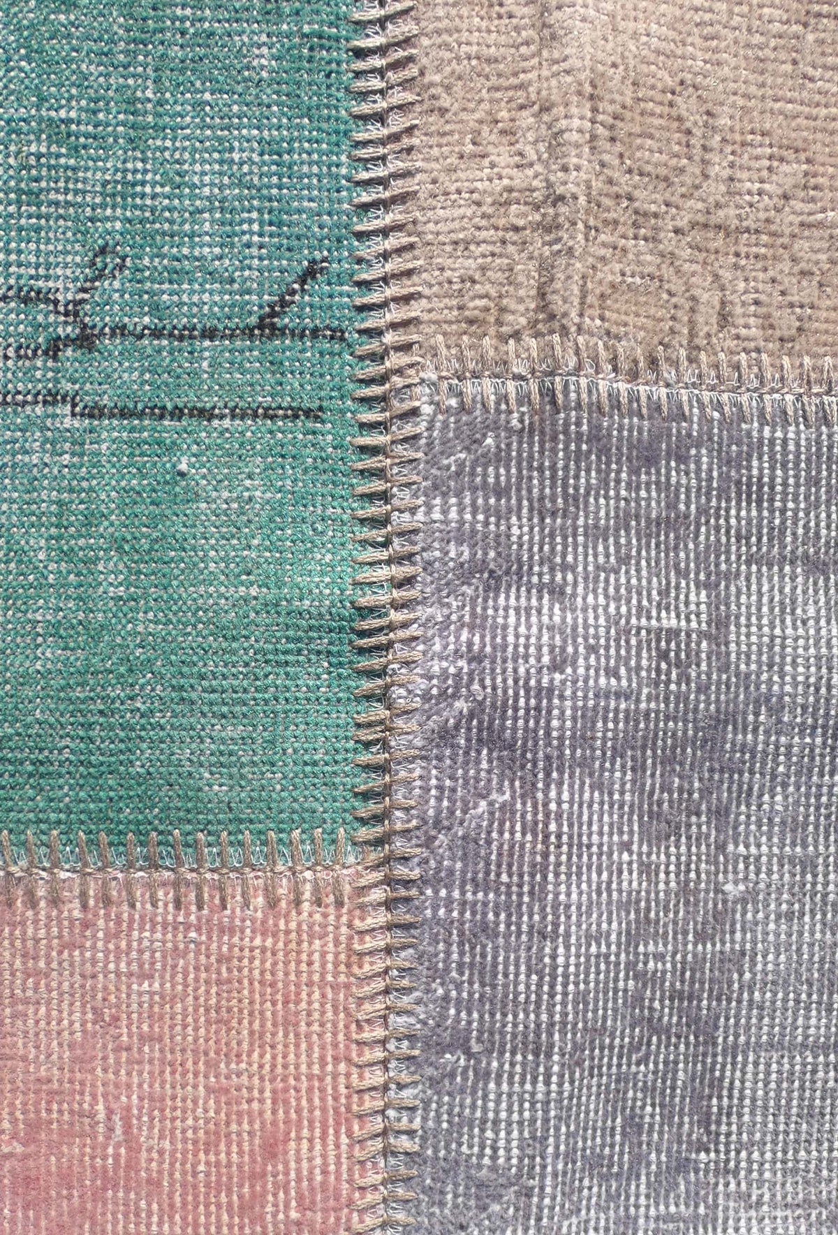 Diseño patchwork único con fragmentos de alfombras persas antiguas