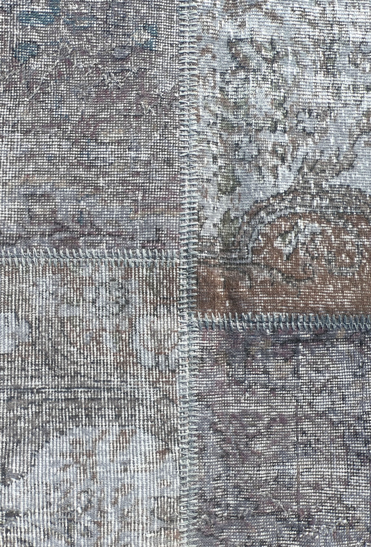 Detalle de patchwork en alfombra turca vintage, estilo envejecido