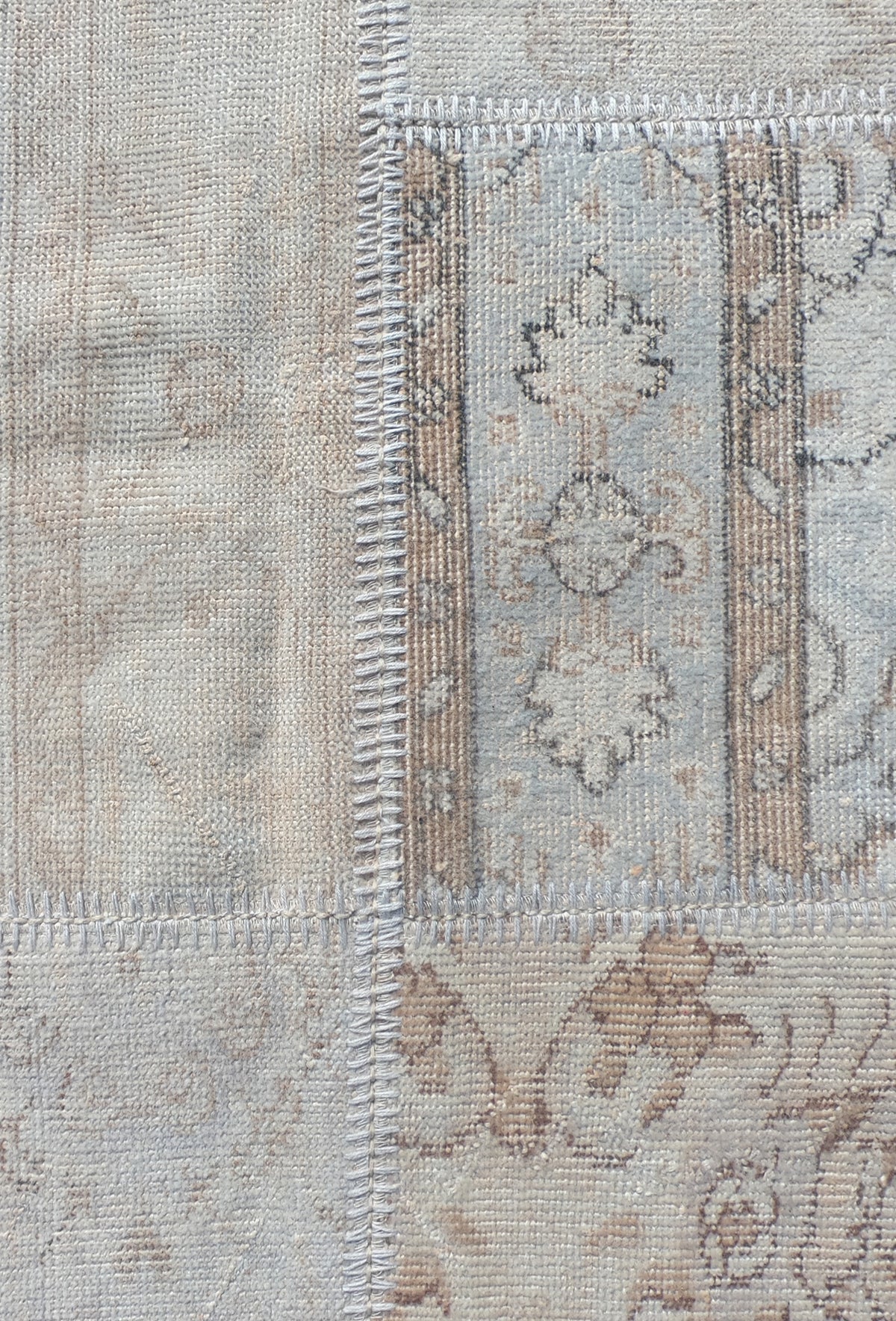 Detalle de patrón patchwork en alfombra turca vintage, estilo envejecido