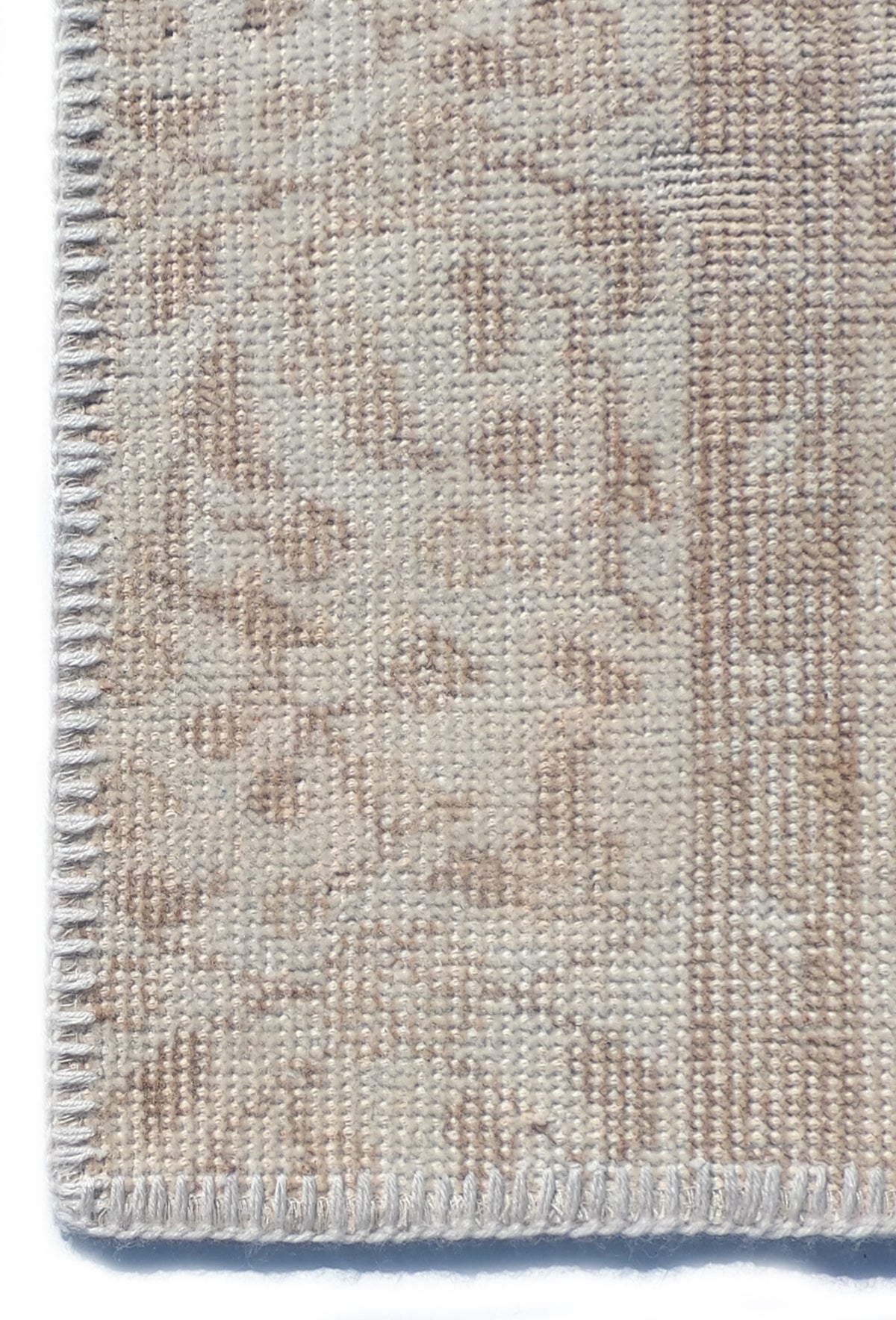 Textura de lana natural en alfombra importada hecha a mano, aspecto desgastado