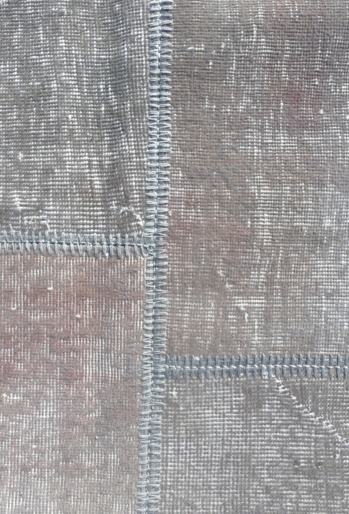 Detalle de diseño patchwork en alfombra turca vintage, aspecto envejecido