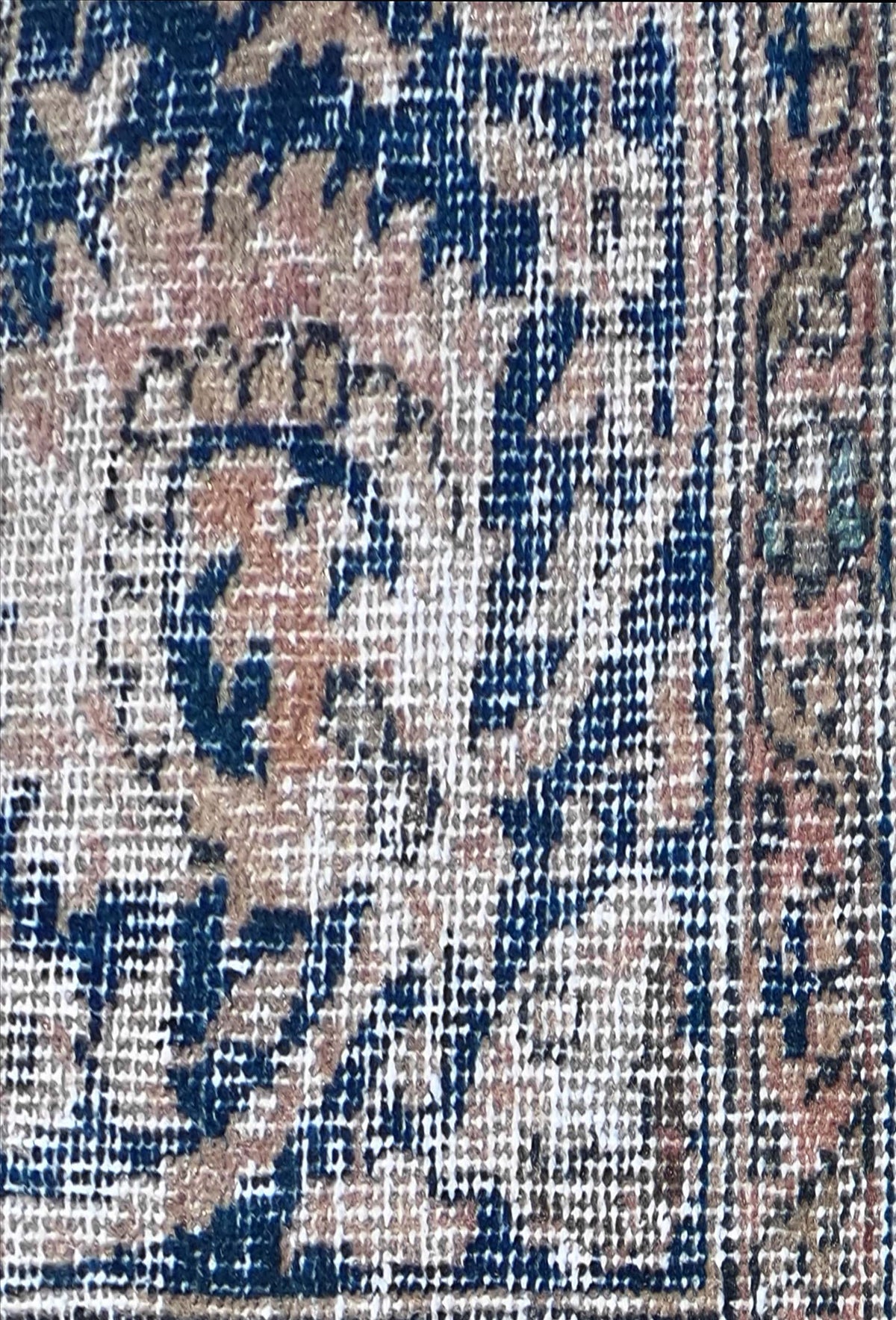 Diseño patchwork único en alfombra de lana vintage, estilo envejecido