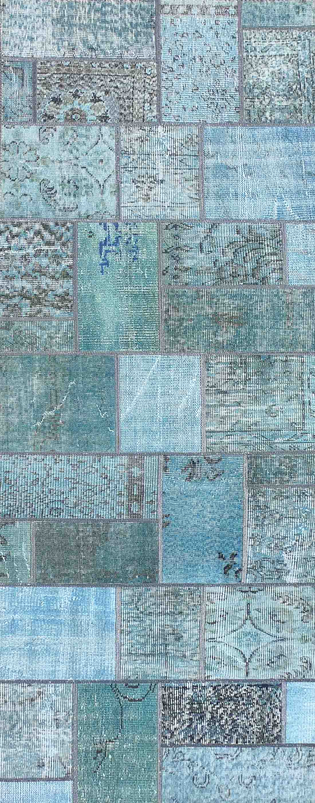 Detalle de diseño patchwork único en alfombra turca vintage de lana