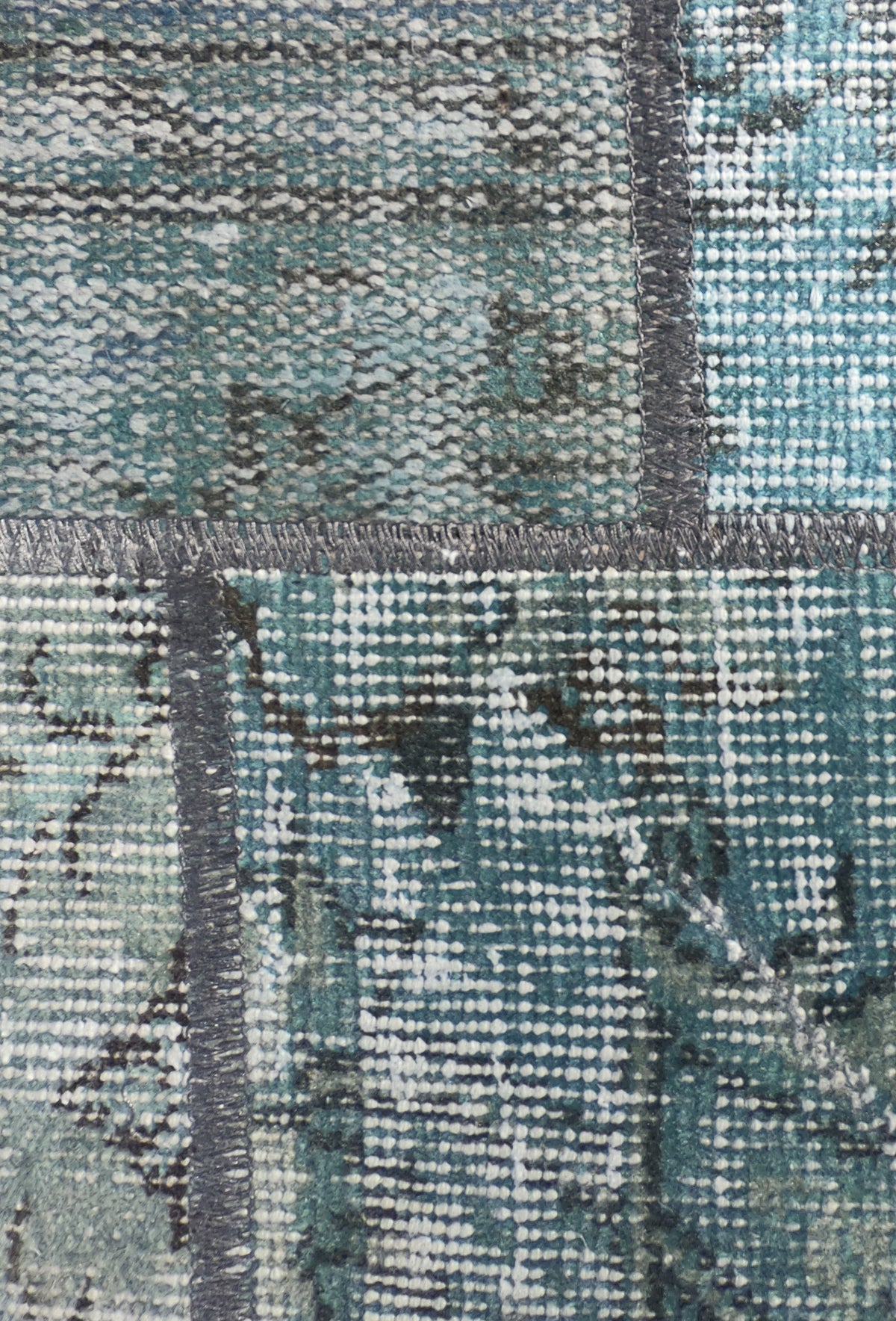 Detalle de diseño patchwork con fragmentos de alfombras persas antiguas