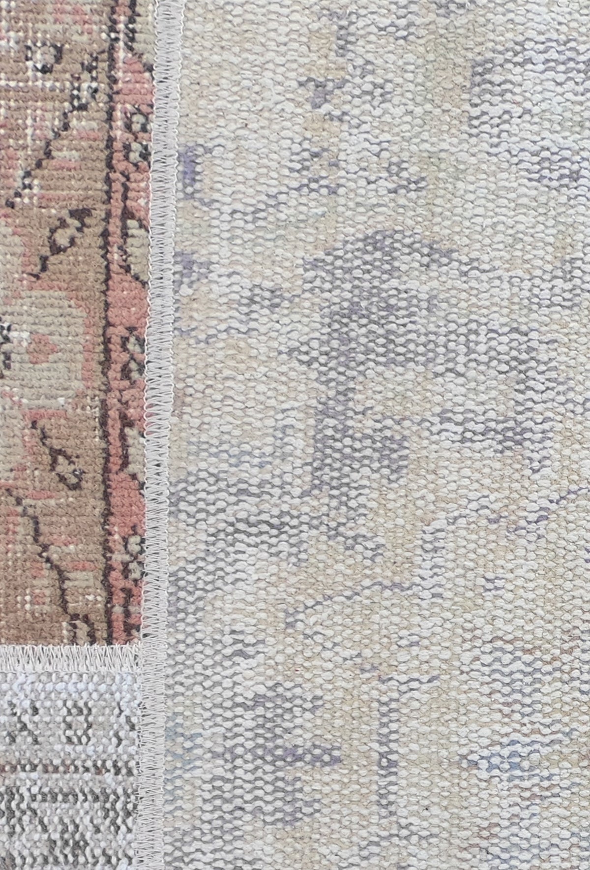 Fragmentos de alfombras vintage unidas en diseño patchwork único