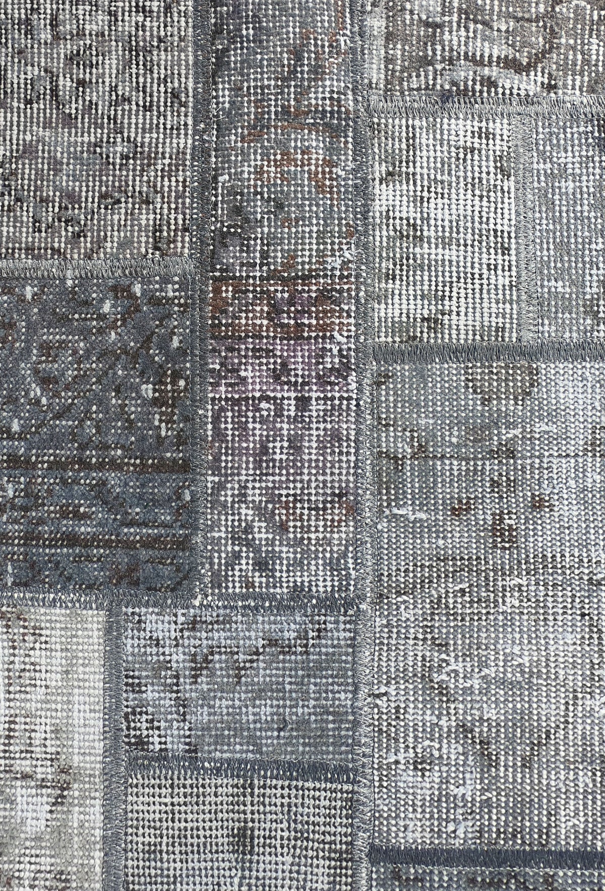 Fragmentos de alfombras persas antiguas unidas en diseño patchwork único