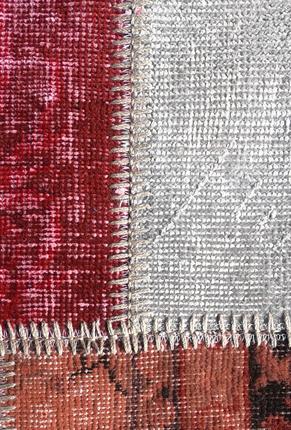 Diseño patchwork único con fragmentos de alfombras persas antiguas