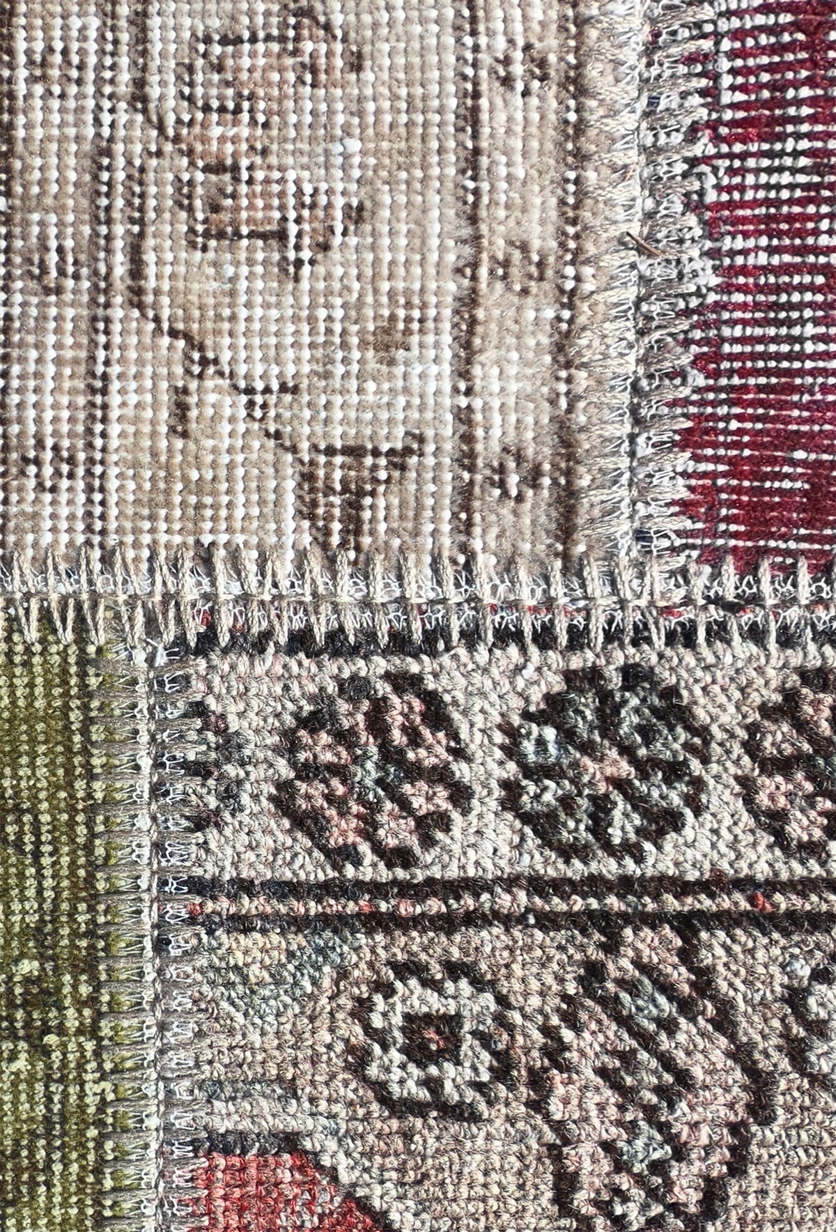 Fragmentos de alfombras persas antiguas unidas en diseño patchwork artesanal