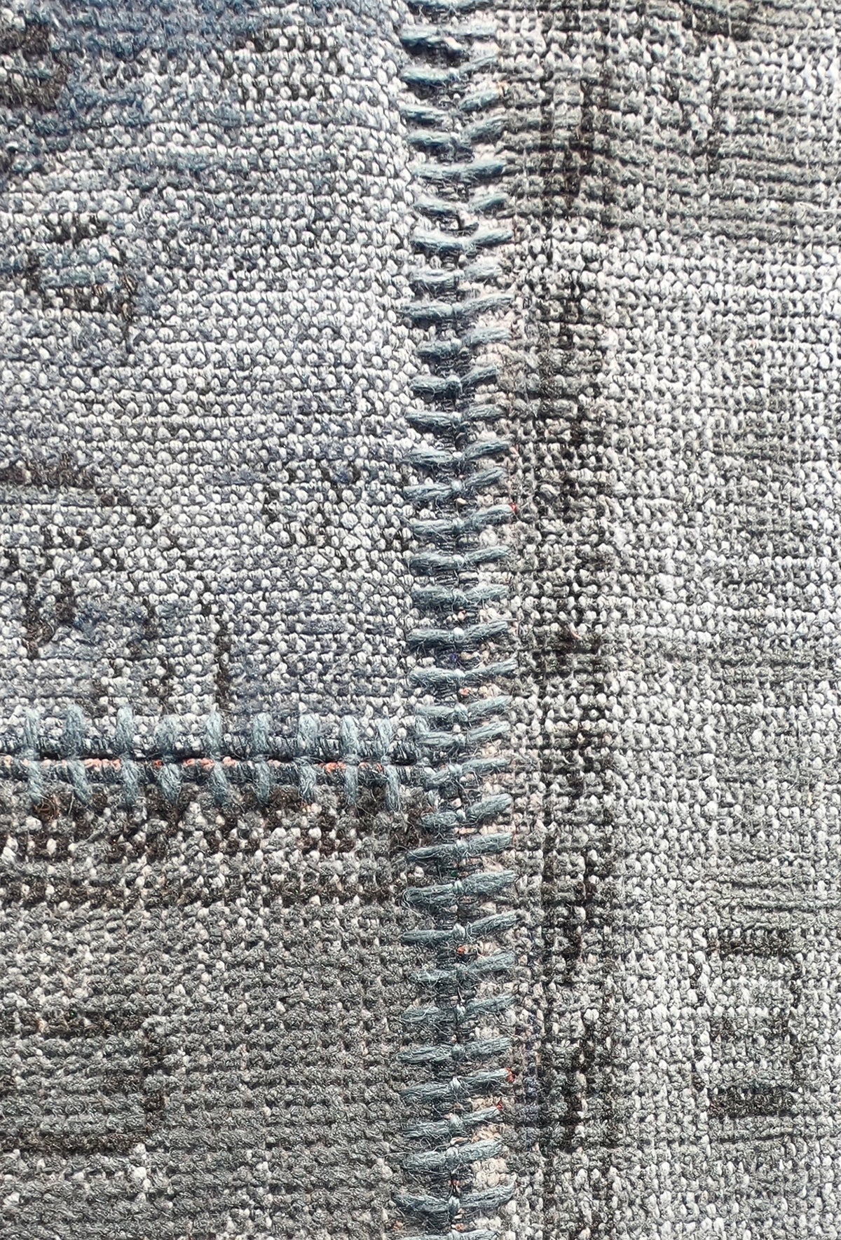 Diseño patchwork único con fragmentos de alfombras persas antiguas
