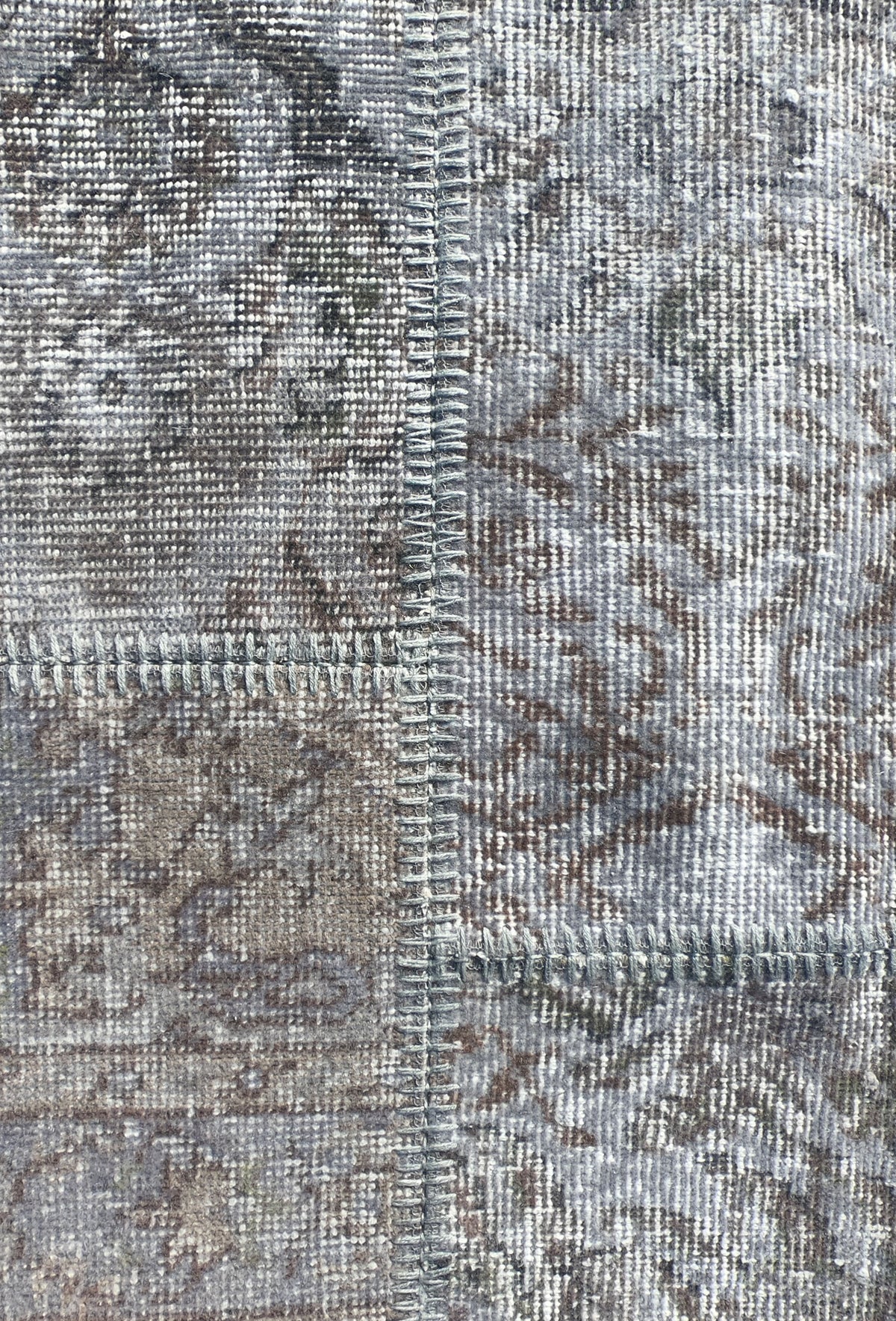 Detalle de diseño patchwork en alfombra turca vintage de lana