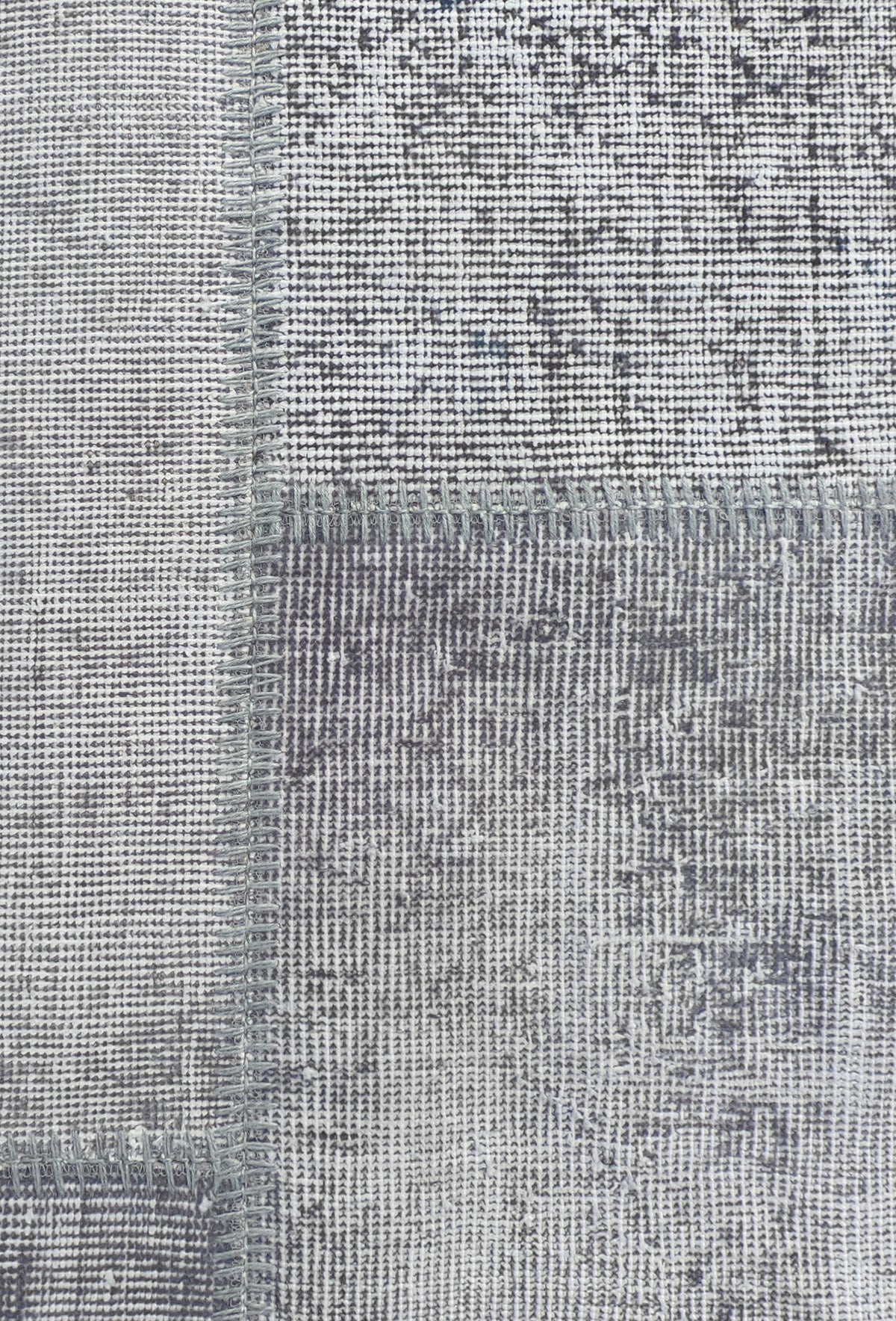 Detalle de patrón patchwork en alfombra persa vintage, aspecto envejecido y artesanal