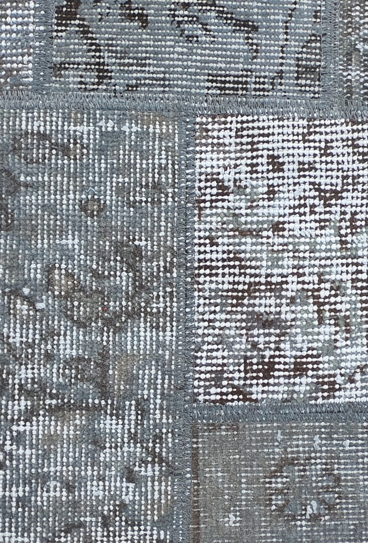 Detalle de diseño patchwork con fragmentos de alfombras persas vintage