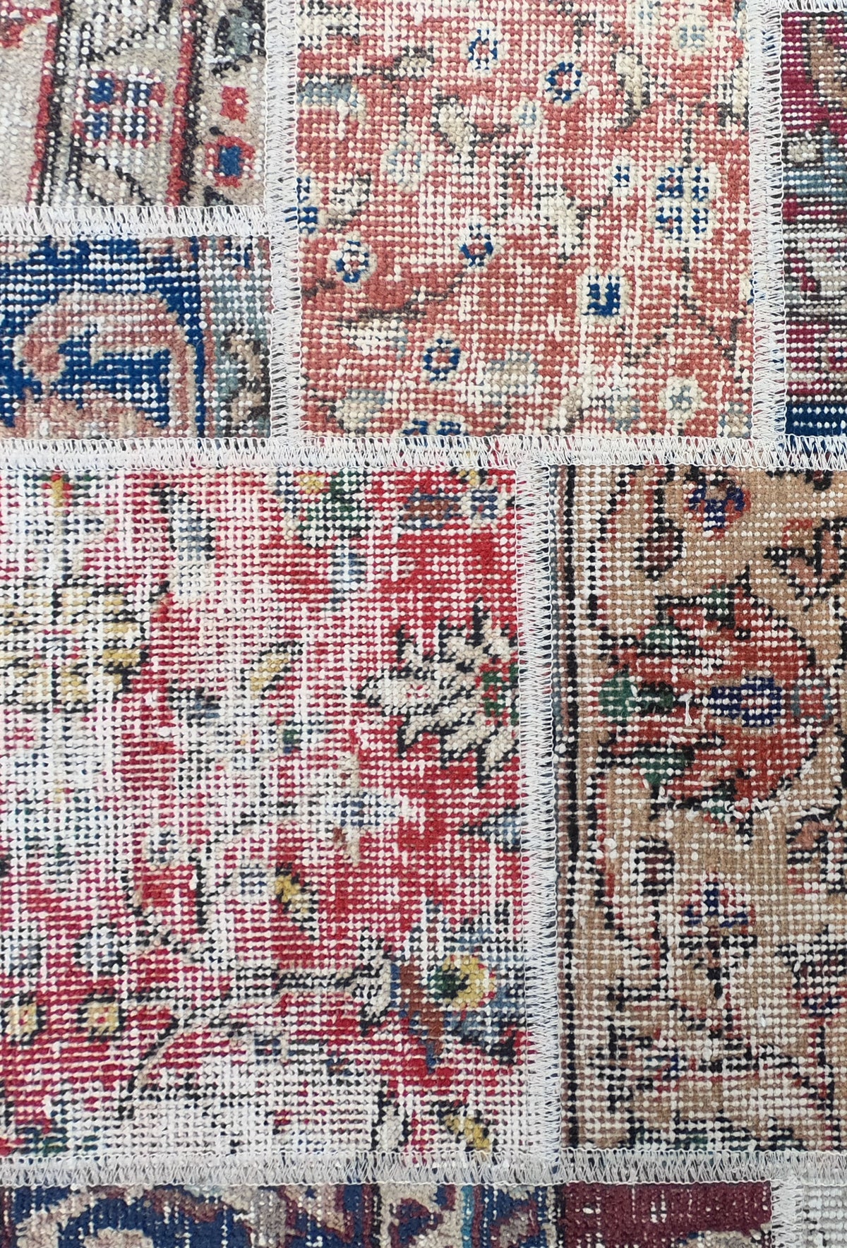 Fragmentos de alfombras persas antiguas unidas en diseño patchwork único