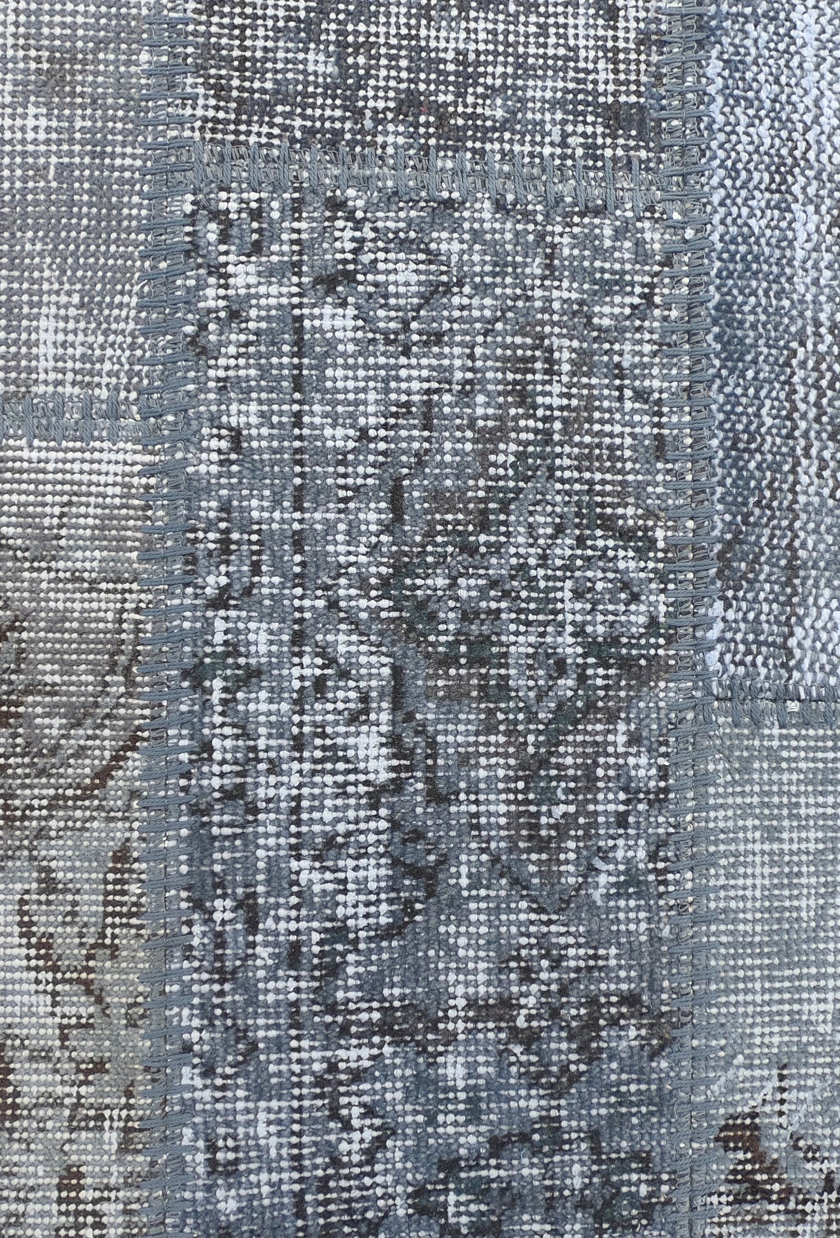 Detalle de diseño patchwork en alfombra turca vintage, aspecto envejecido