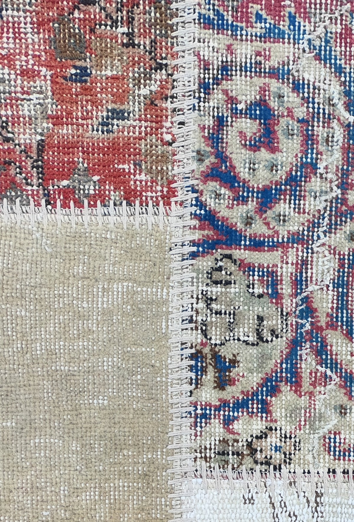 Detalle de diseño patchwork en alfombra turca vintage, estilo envejecido