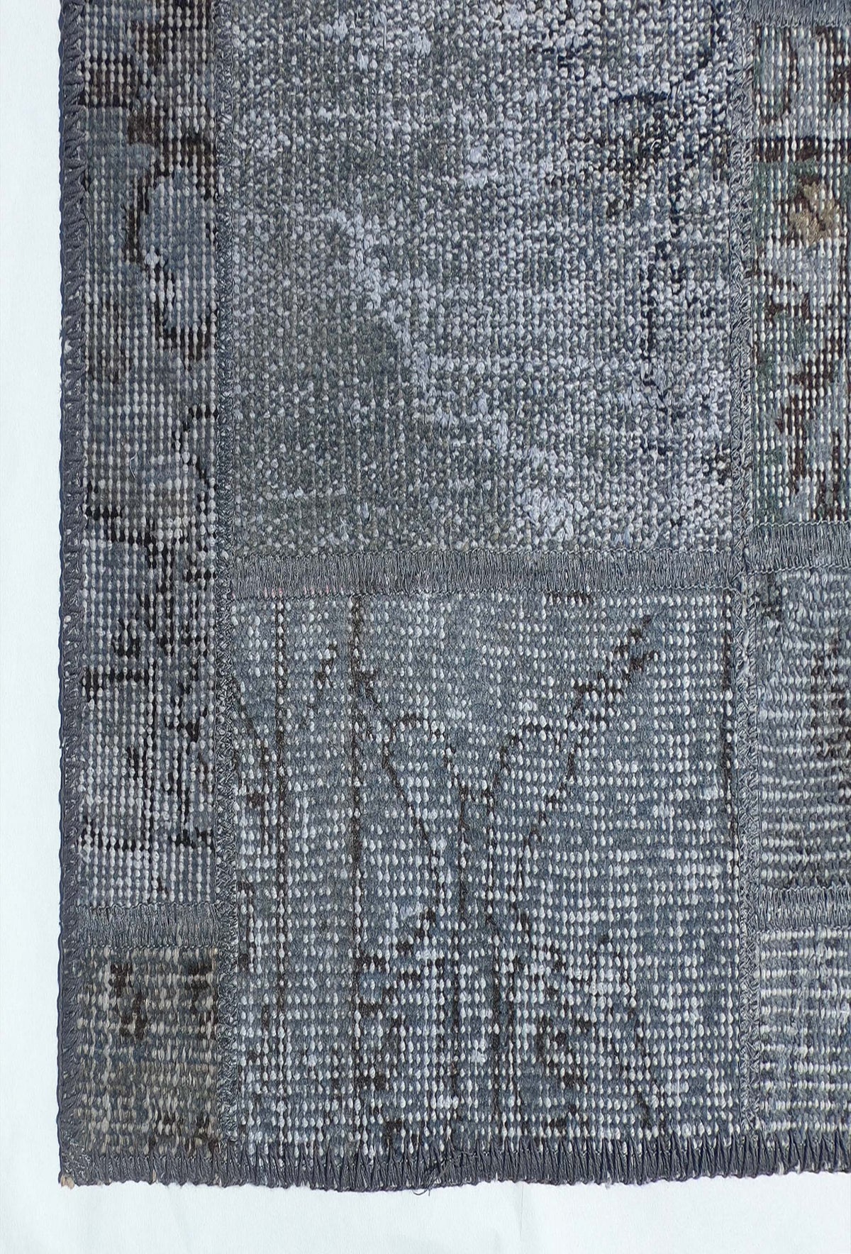 Detalle de diseño patchwork con fragmentos de alfombras vintage