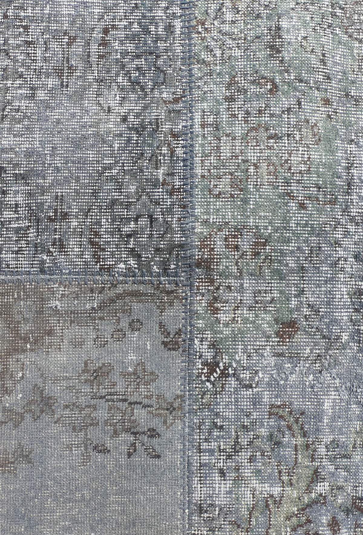 Detalle de diseño patchwork en alfombra turca vintage, estilo decolorado