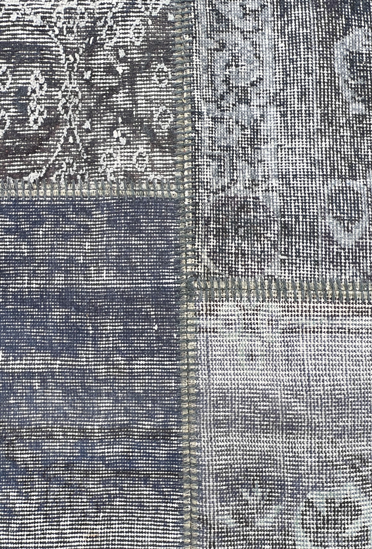 Detalle de patchwork en alfombra turca vintage con aspecto envejecido