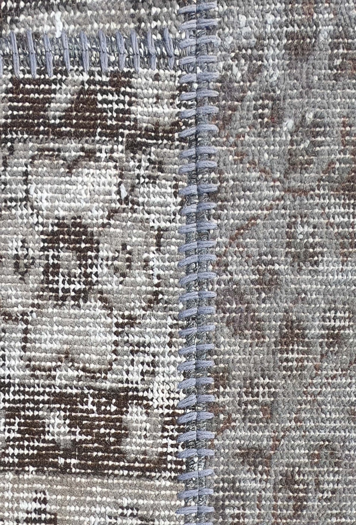 Detalle de diseño patchwork en alfombra persa vintage, aspecto envejecido