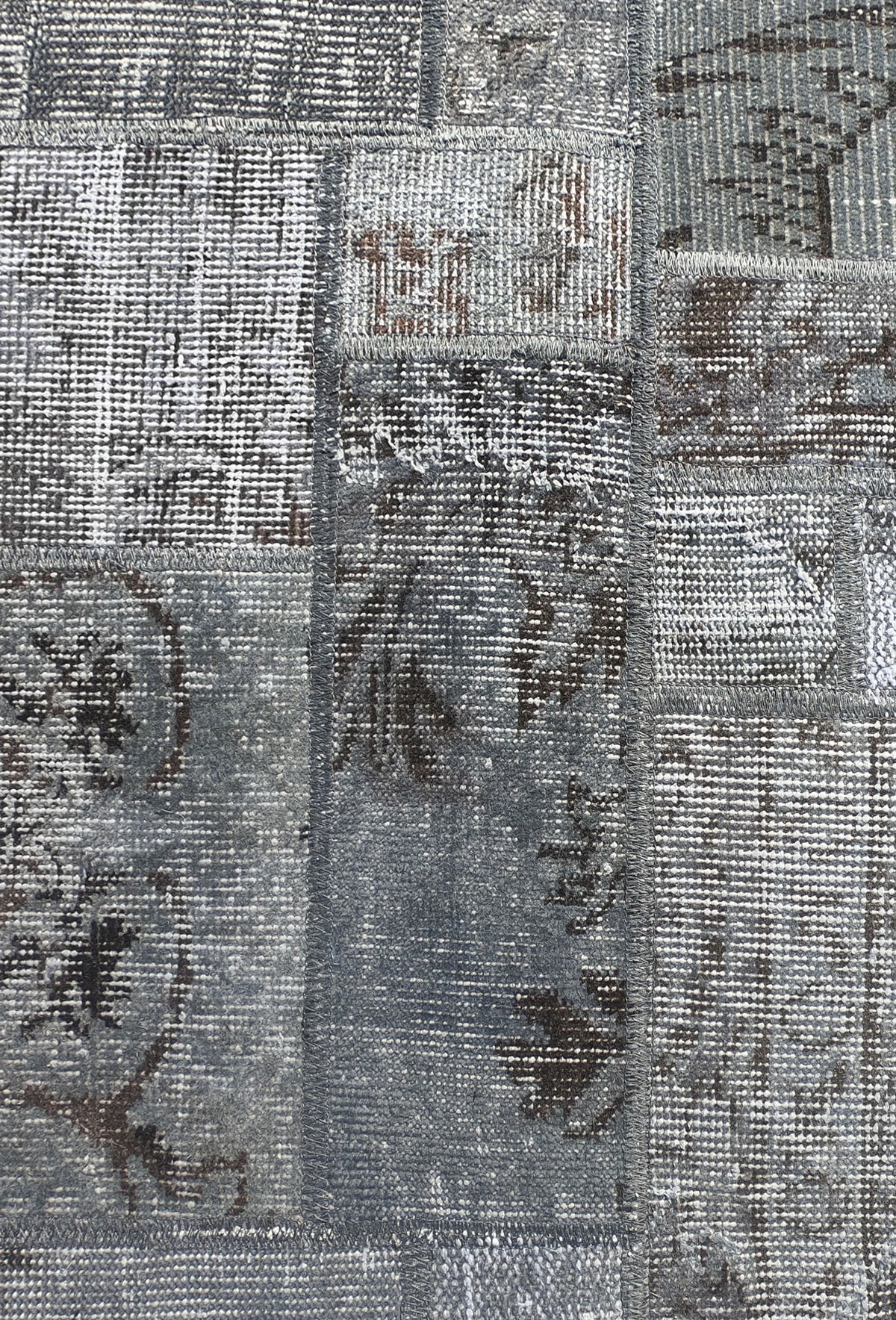 Diseño patchwork único con fragmentos de alfombras persas vintage
