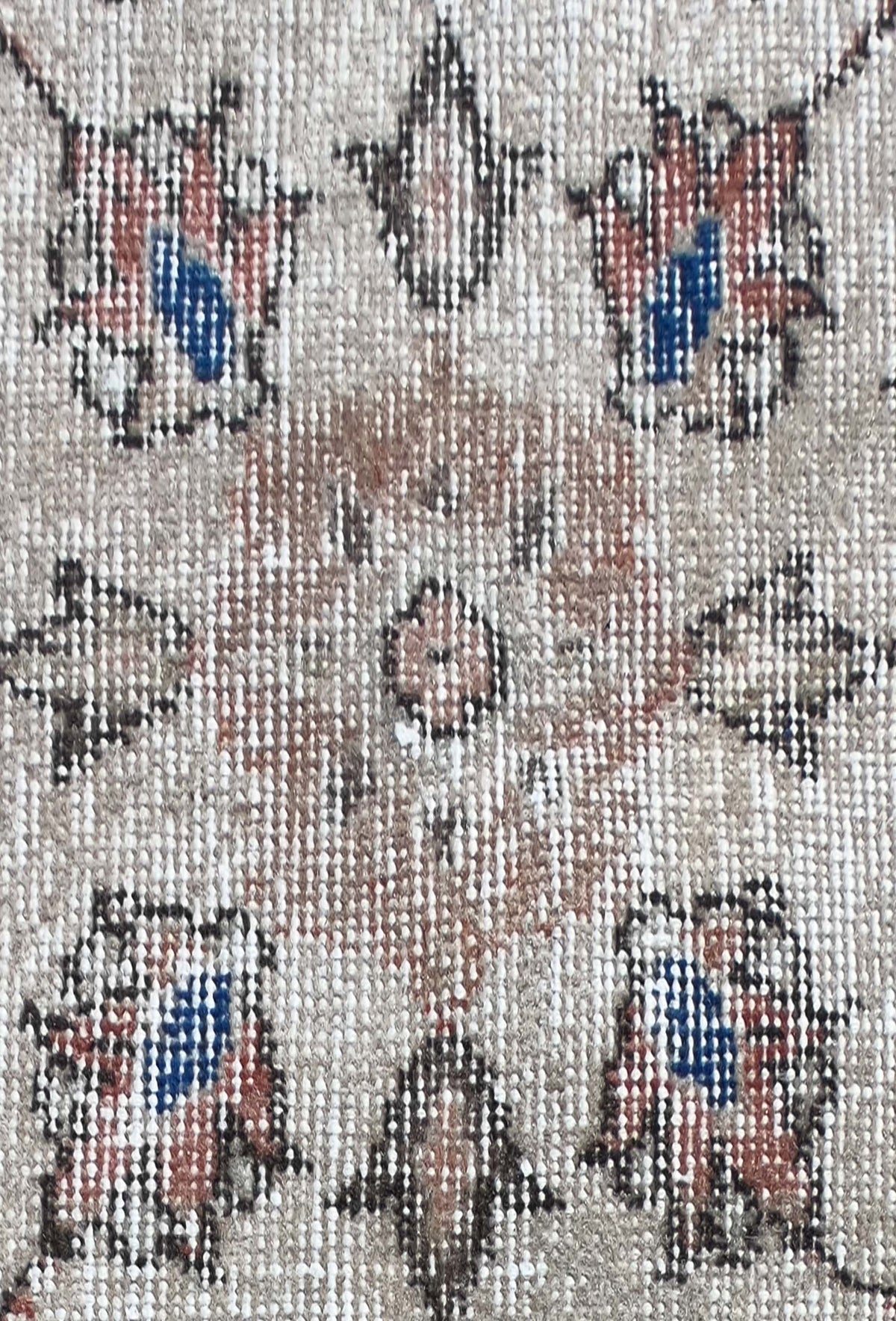 Diseño envejecido y decolorado en alfombra persa vintage turca