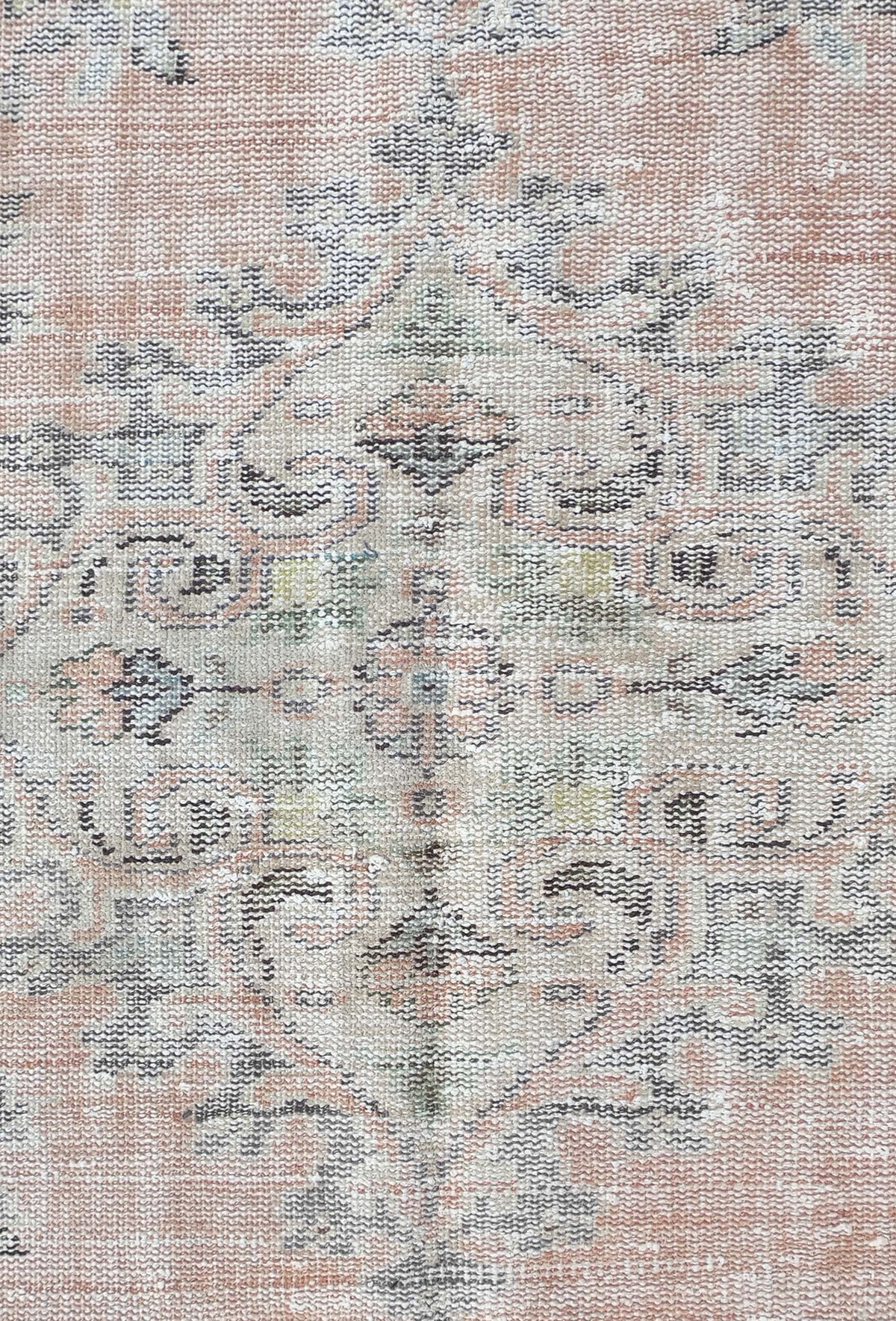 Diseño clásico turco en alfombra persa vintage de lana, con aspecto neutralizado