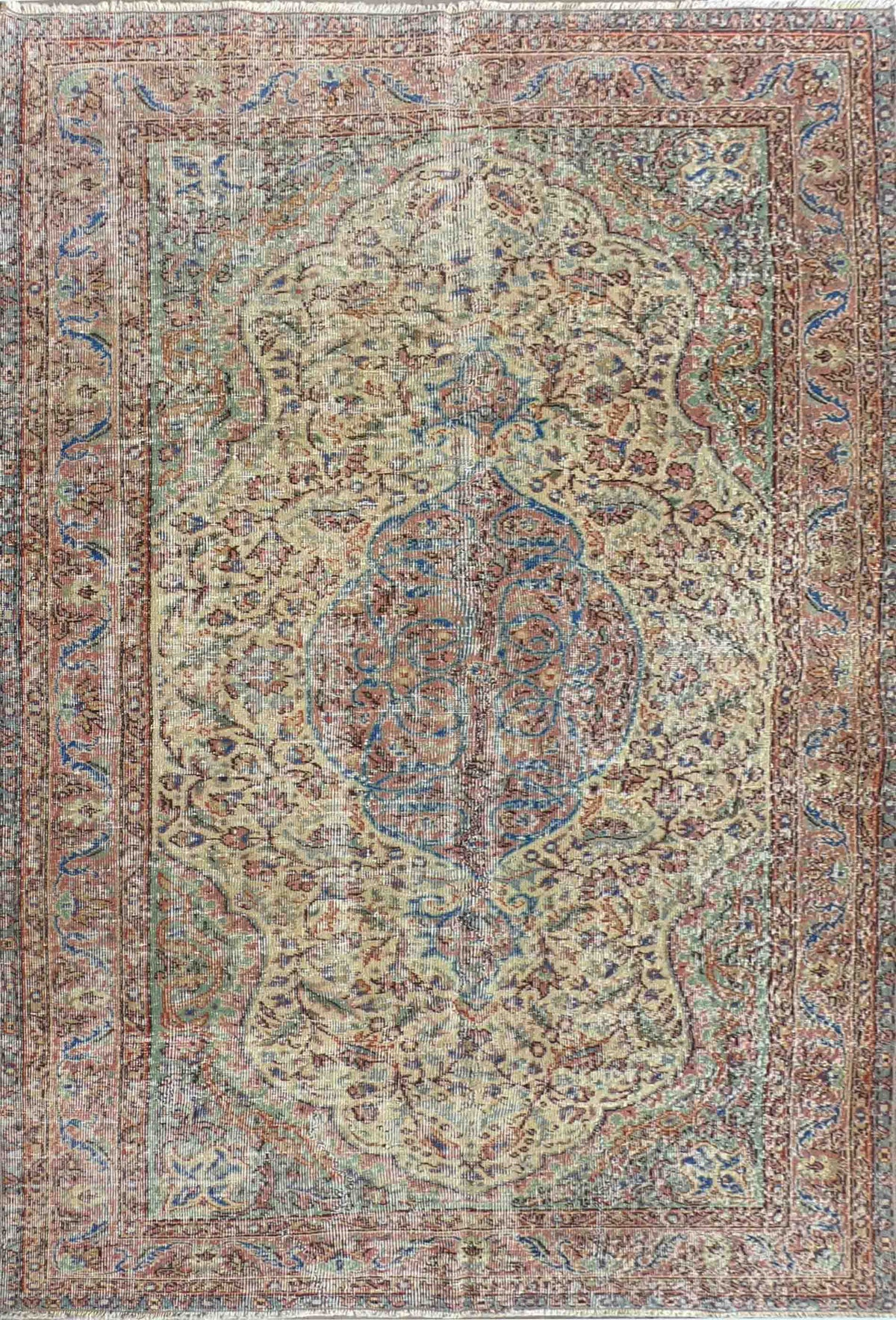 Detalle de diseño decolorado en alfombra persa turca vintage