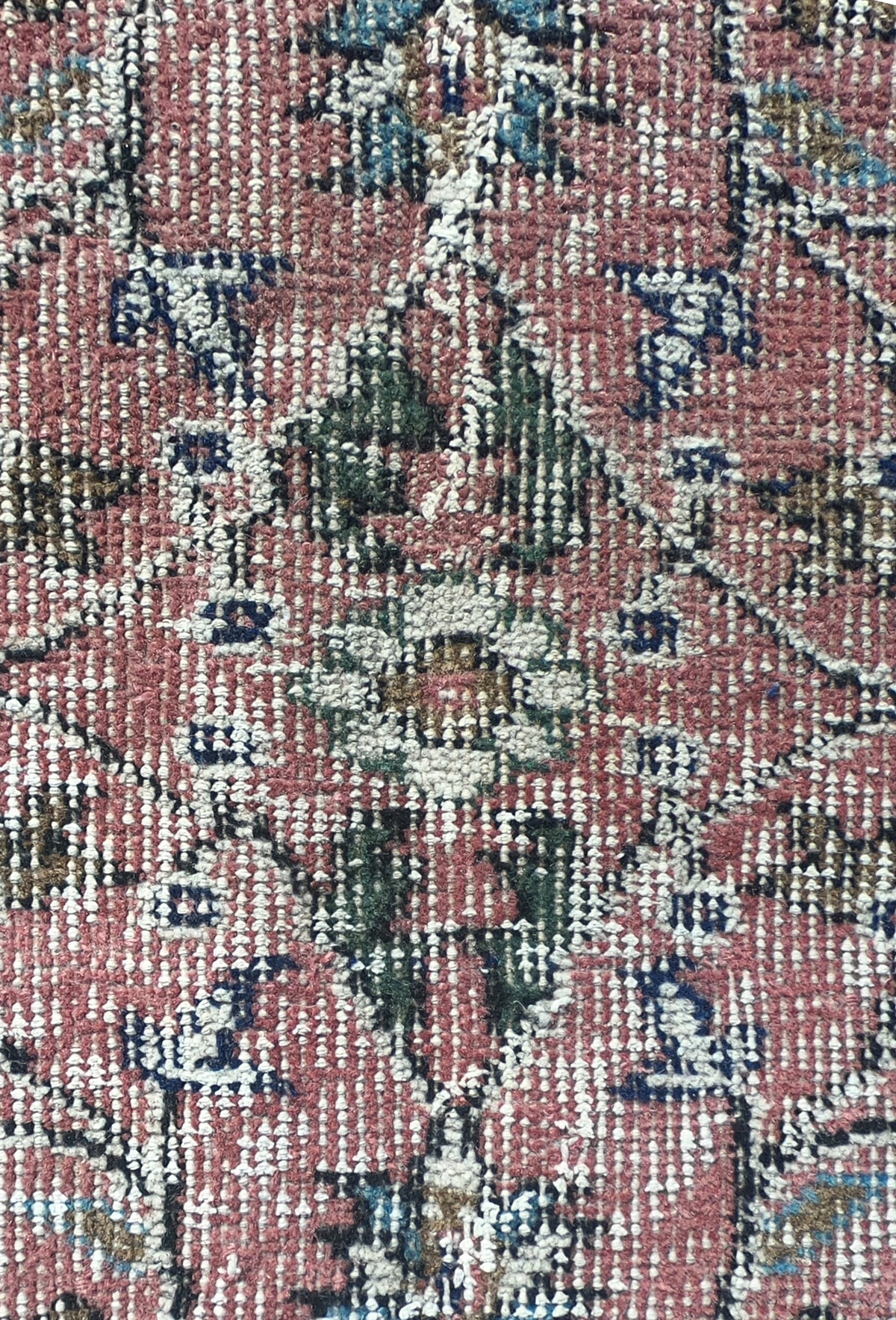 Diseño envejecido y decolorado en alfombra persa de lana