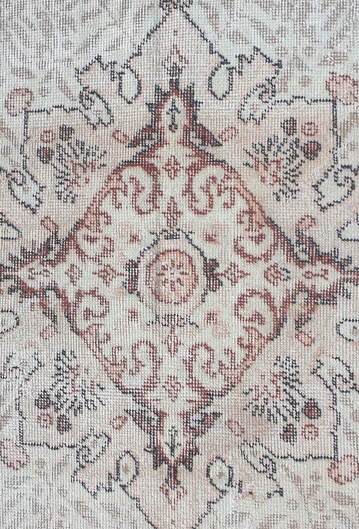 Diseño decolorado con aspecto envejecido en alfombra persa turca