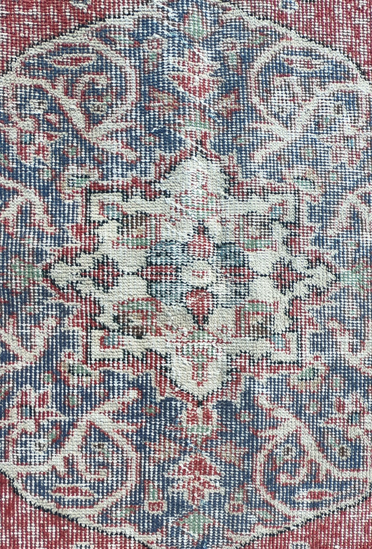 Diseño clásico turco en alfombra persa vintage de lana decolorada
