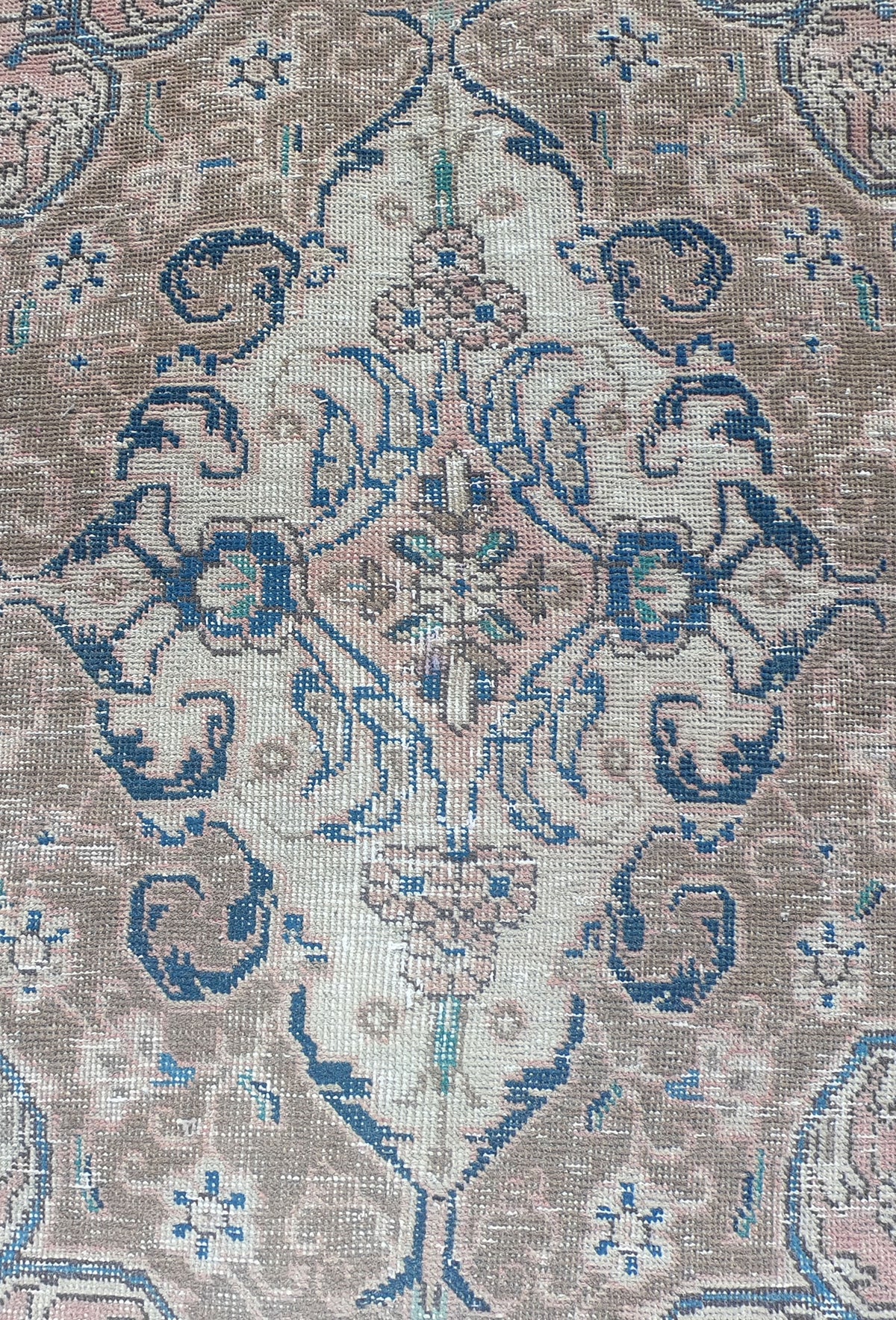 Diseño envejecido y teñido sobre patrón clásico en alfombra persa vintage