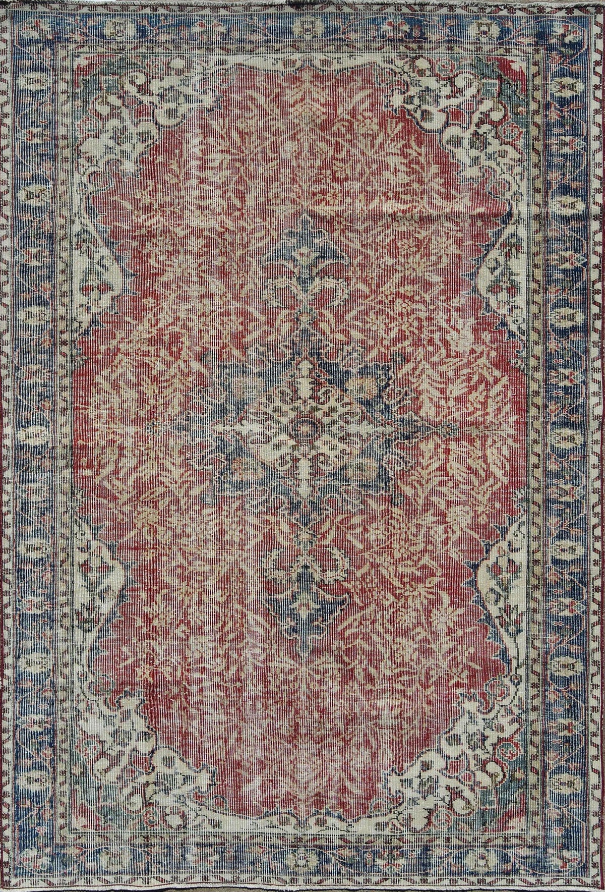 Detalle de diseño clásico decolorado en alfombra persa turca vintage